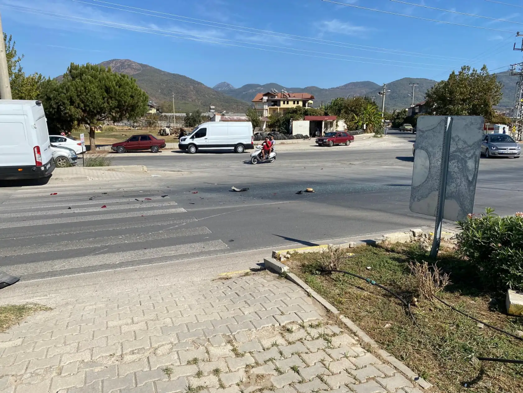 Fethiye Çevre Yolu'nda Otomobil ve Midibüs Çarpıştı: Sürücü Hafif Yaralandı