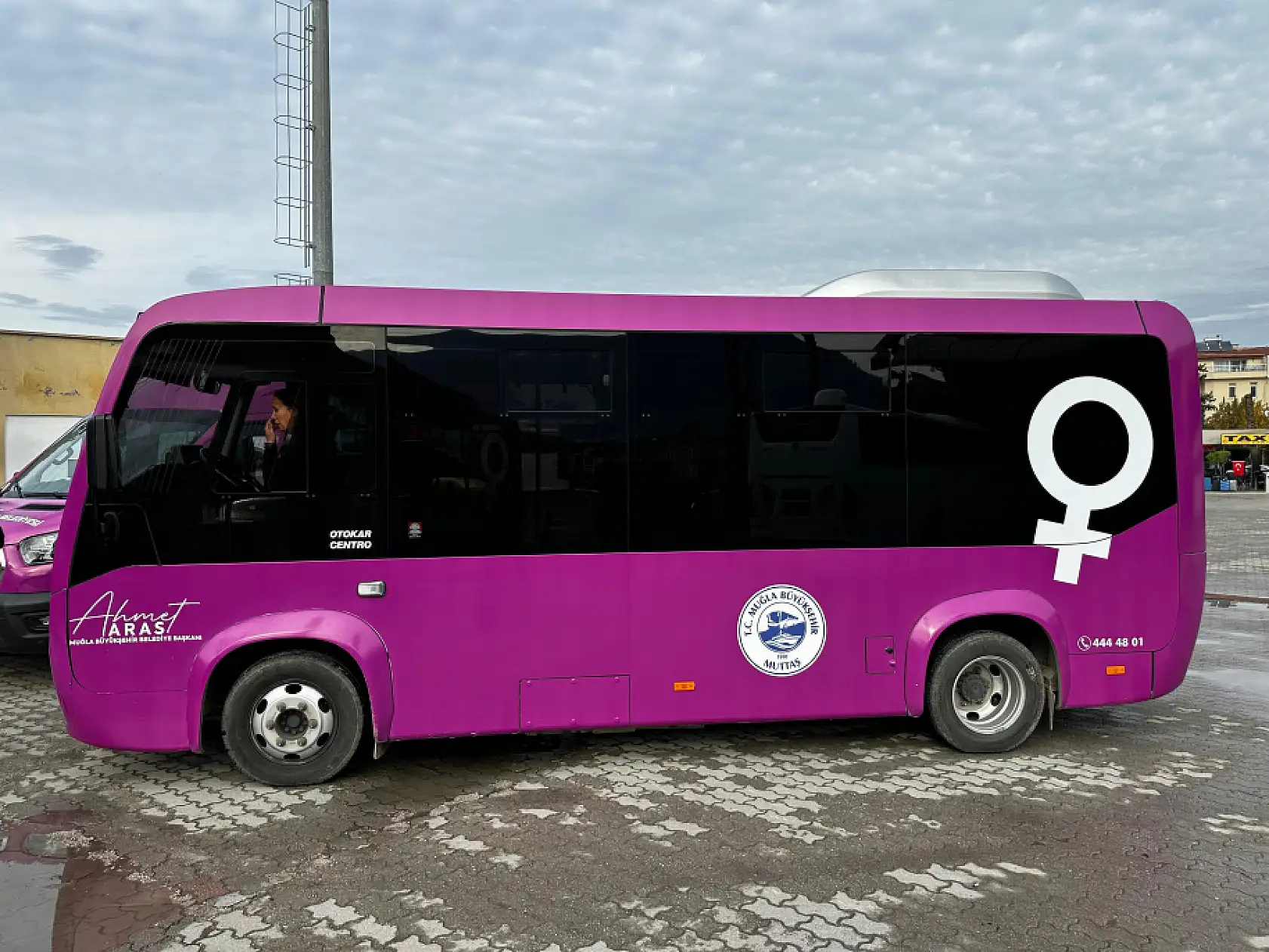 Fethiye'de Mor Otobüsler Hizmete Başladı