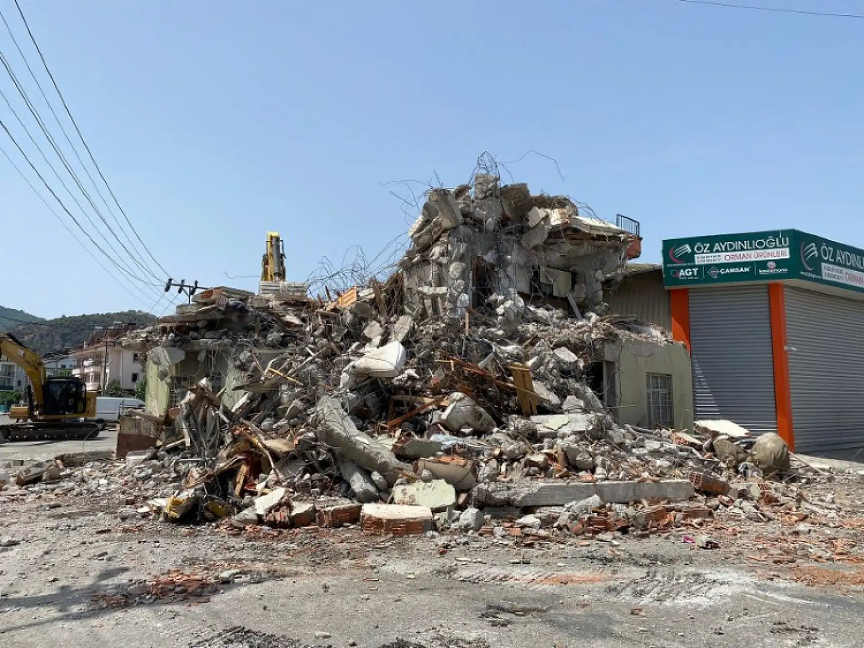 Fethiye'de O Bina Yolun Ortasında Kalıyordu, Yıkım İşlemleri Başladı