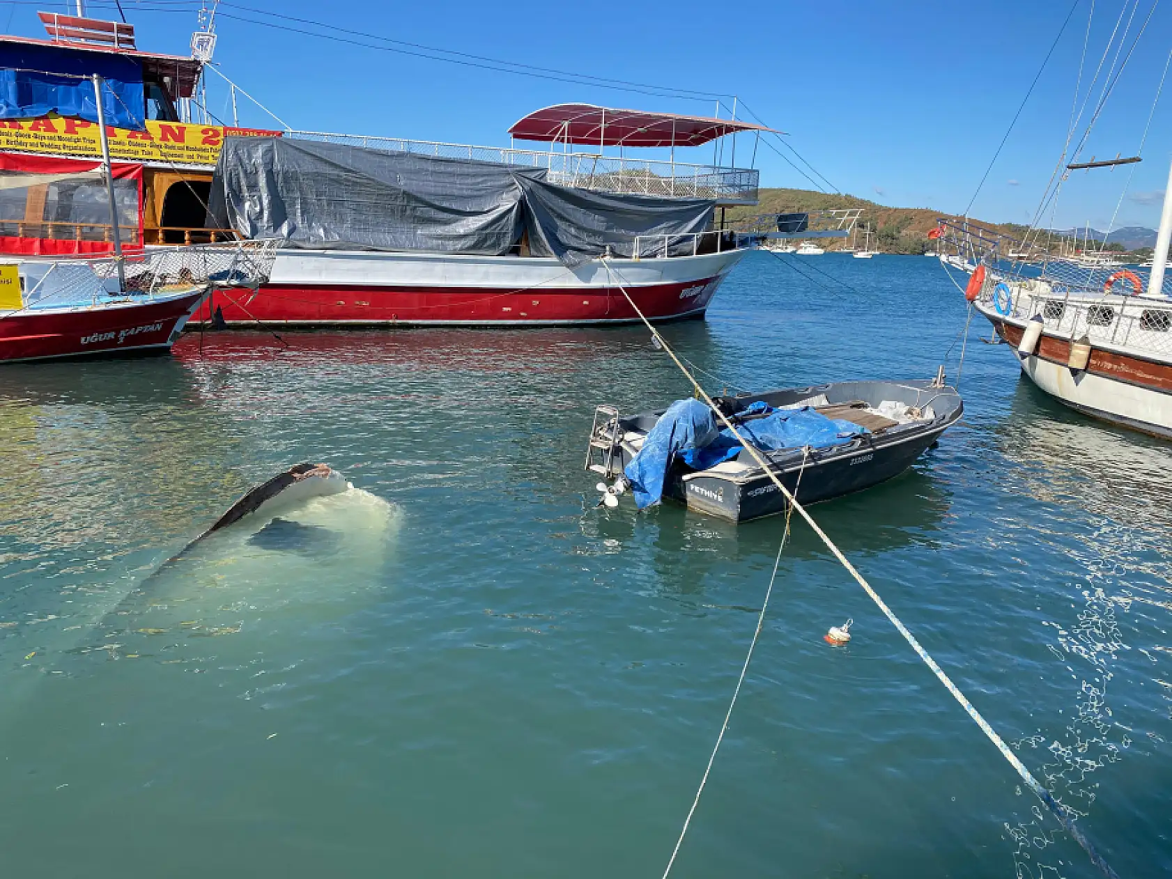 Fethiye'de şiddetli rüzgar tekneleri batırdı