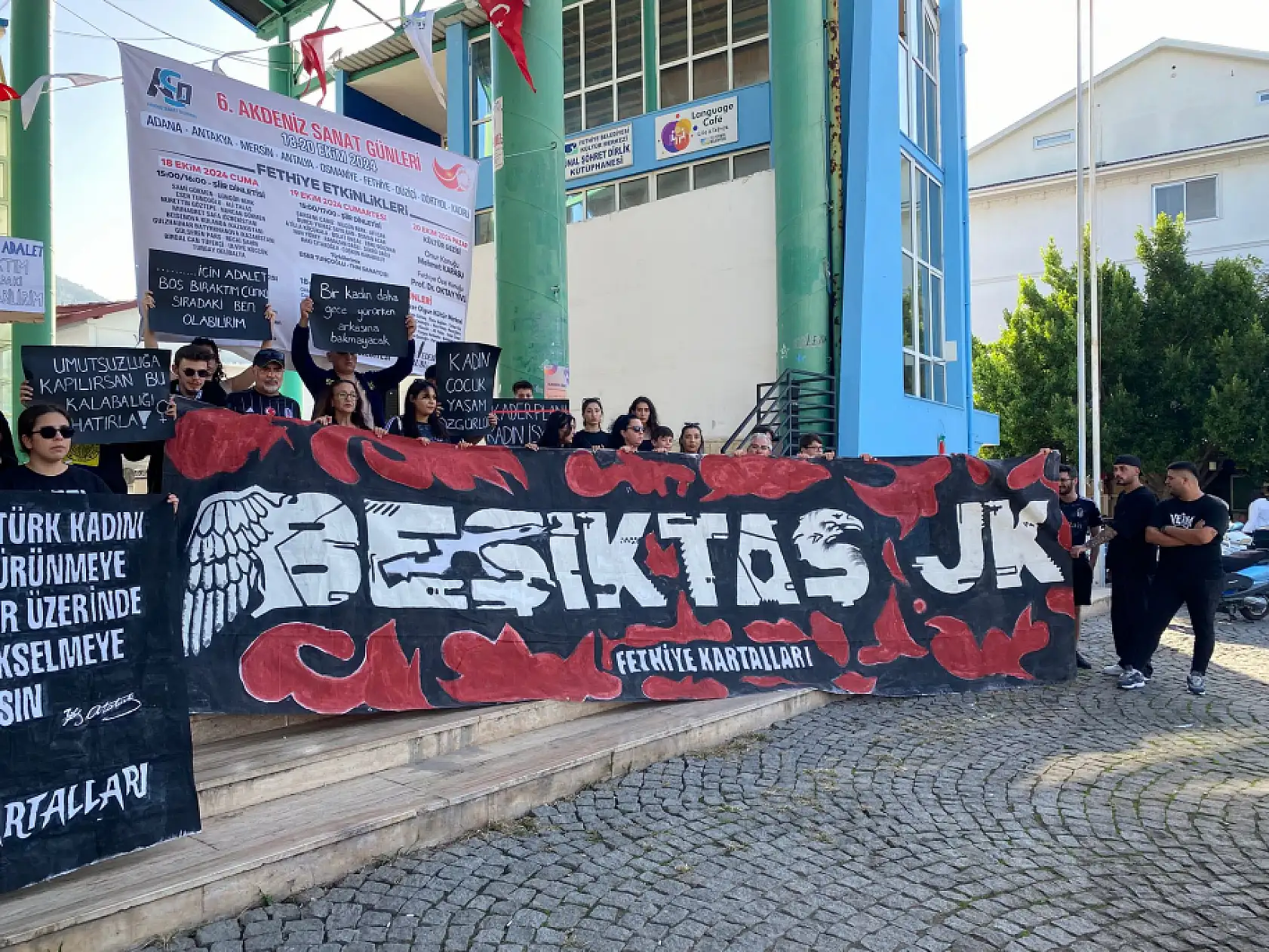 Fethiye'de taraftarlar bir araya geldi: 'Kadına ve çocuğa şiddete hayır!' 