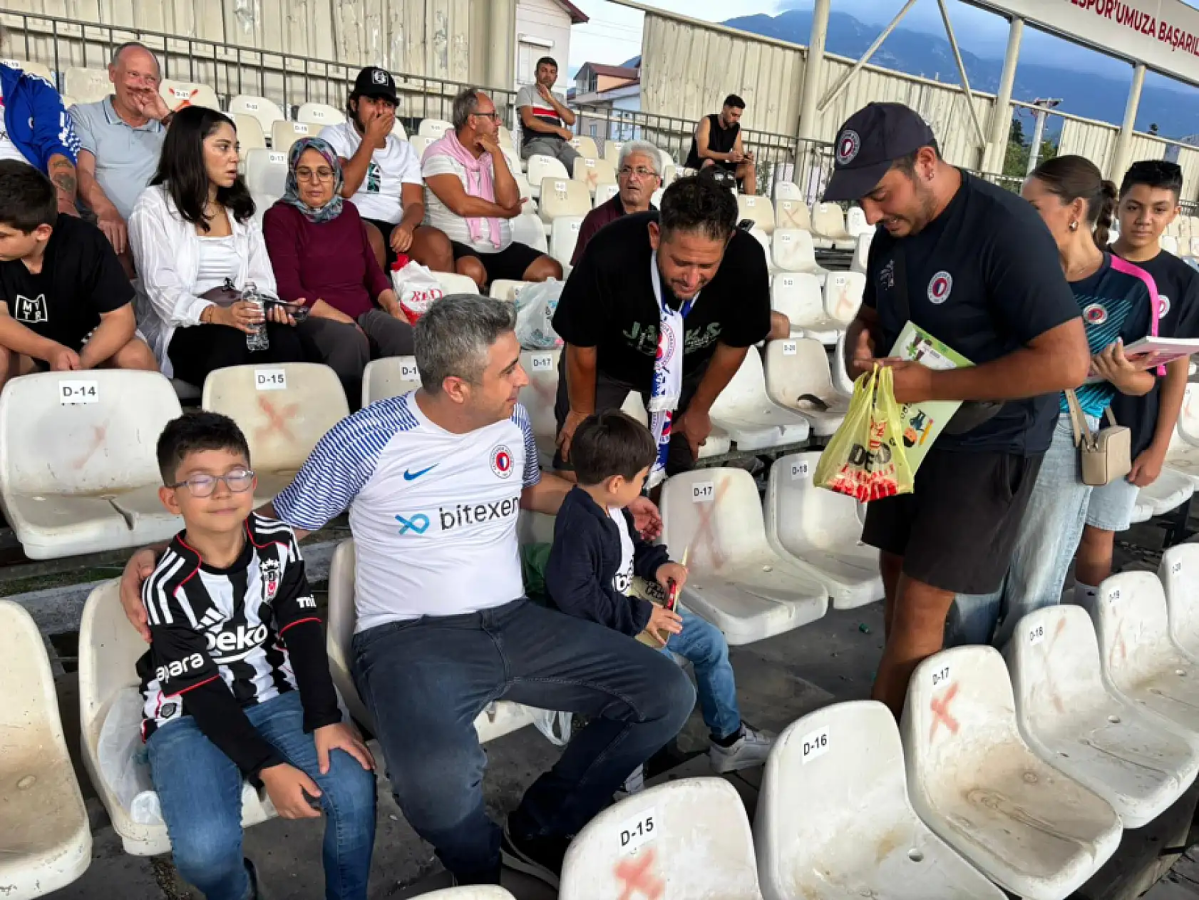 Fethiyespor'da Maraton Apaçilerden çocuklara anlamlı hediye