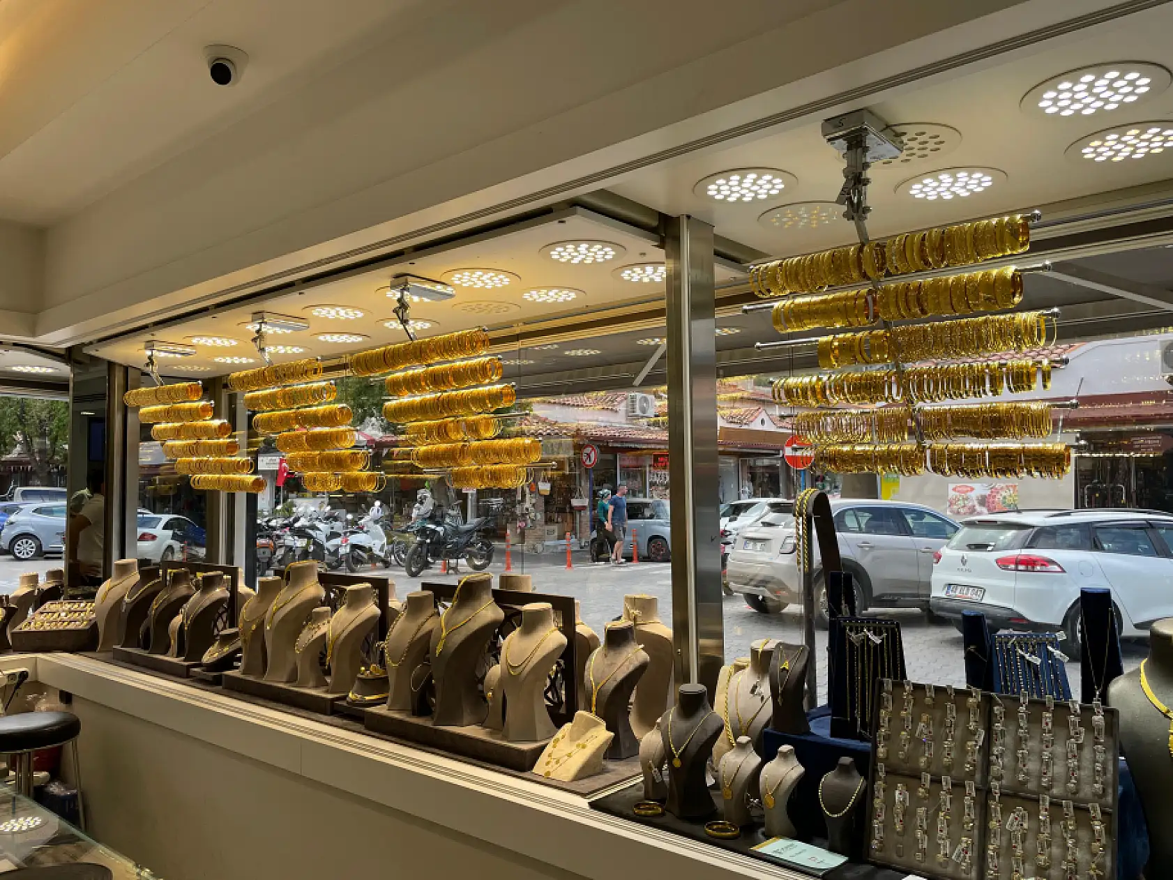 Fethiye'de kuyumcular yoğunluktan memnun, Gram altın 5 bin 100 TL'yi gördü