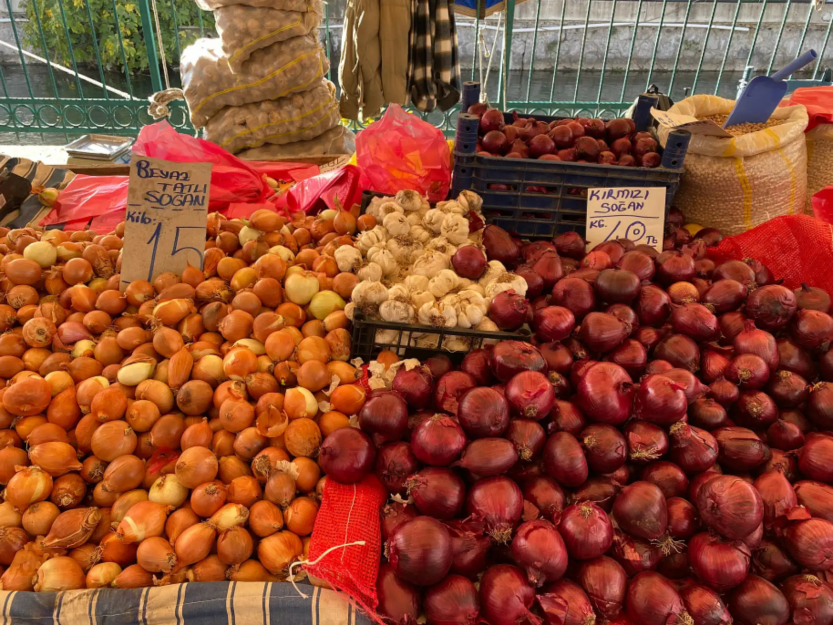 Fethiye Salı Pazarı'nda Esnaf Dertli, 'Fiyatlar Yüksek, Hareket Yavaş'