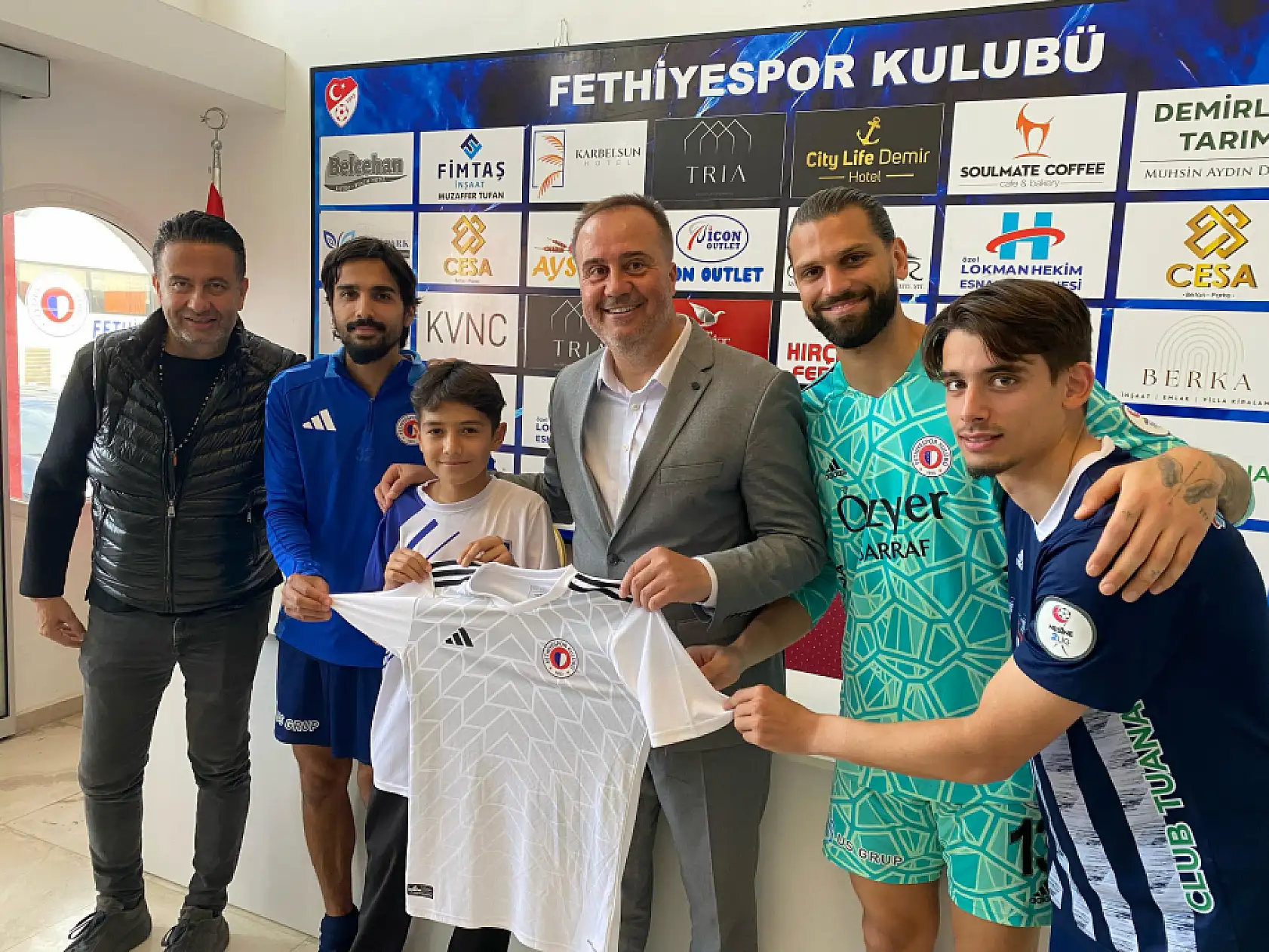Fethiyespor Teknik Direktörü Dinçel'den minik taraftara forma jesti