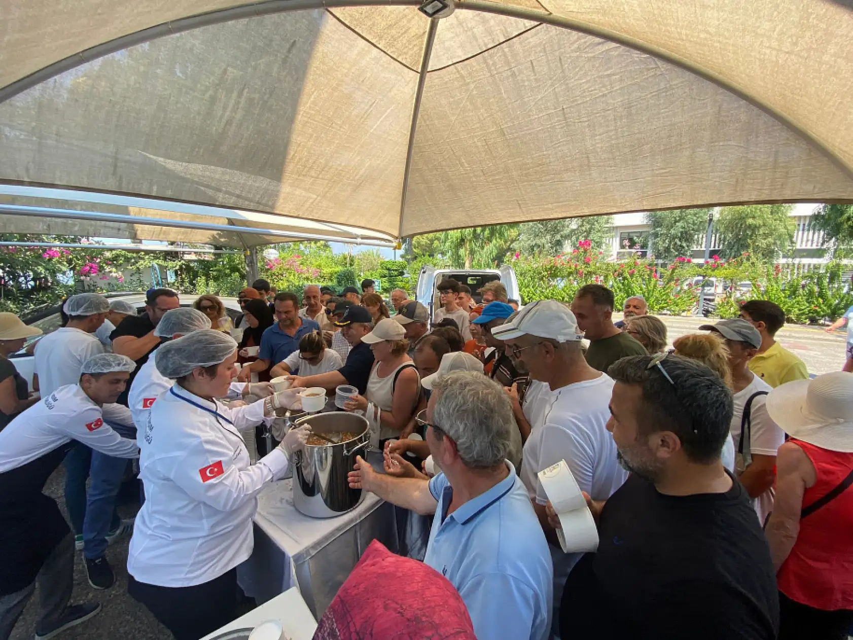 Fethiye Belediyesi'nden Vatandaşlara Aşure İkramı