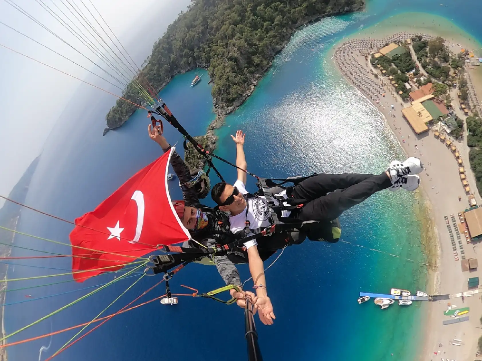 Fethiye Kumburnu'nda dev Türk bayrağı açıldı