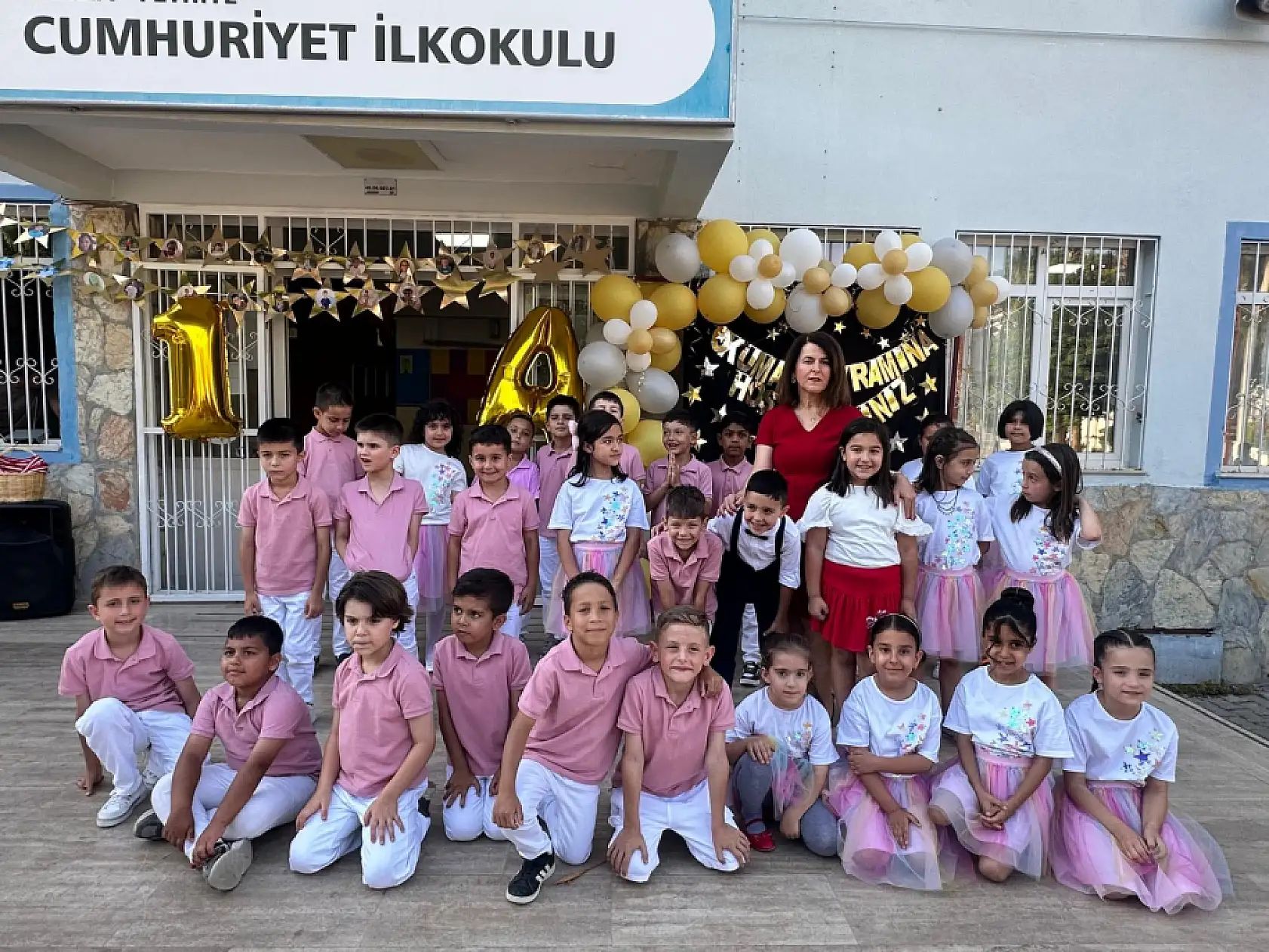 Fethiye Cumhuriyet İlkokulu'nda miniklerin okuma bayramı coşkusu