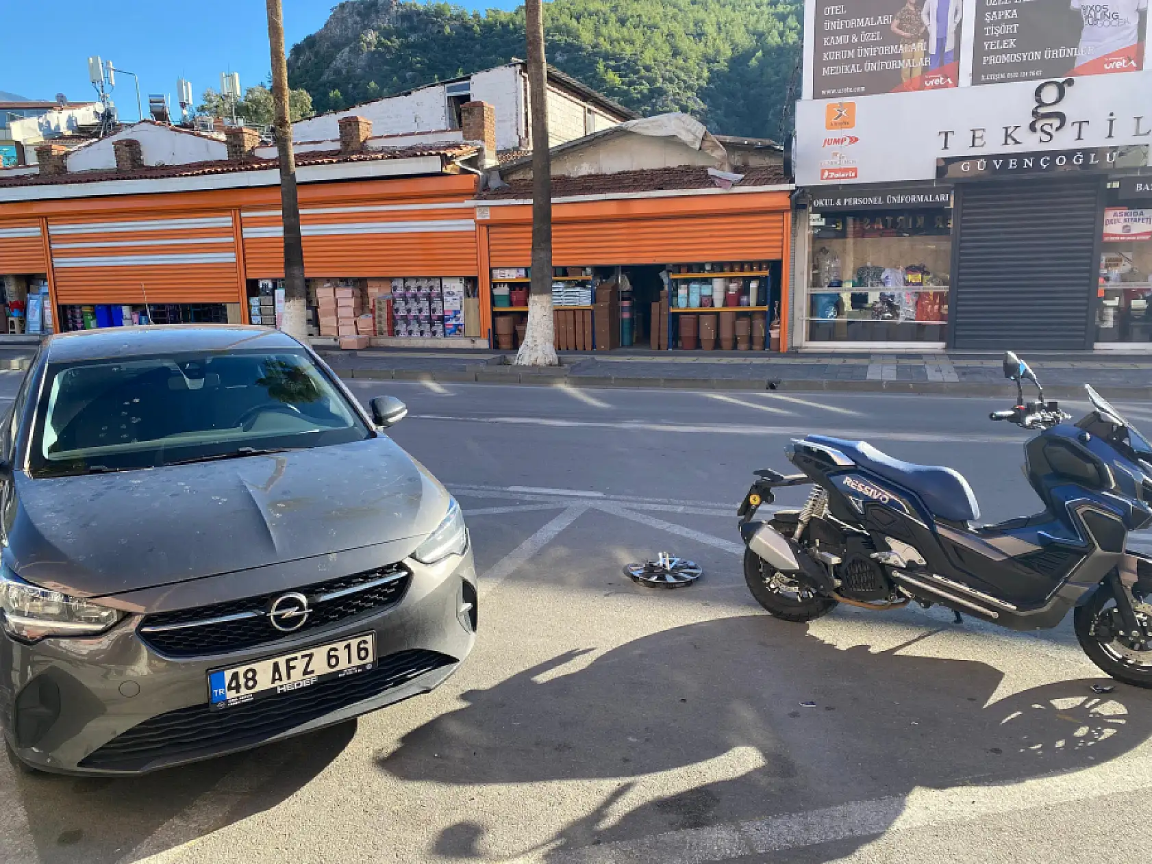 Fethiye'de motosiklet ve araba çarpıştı