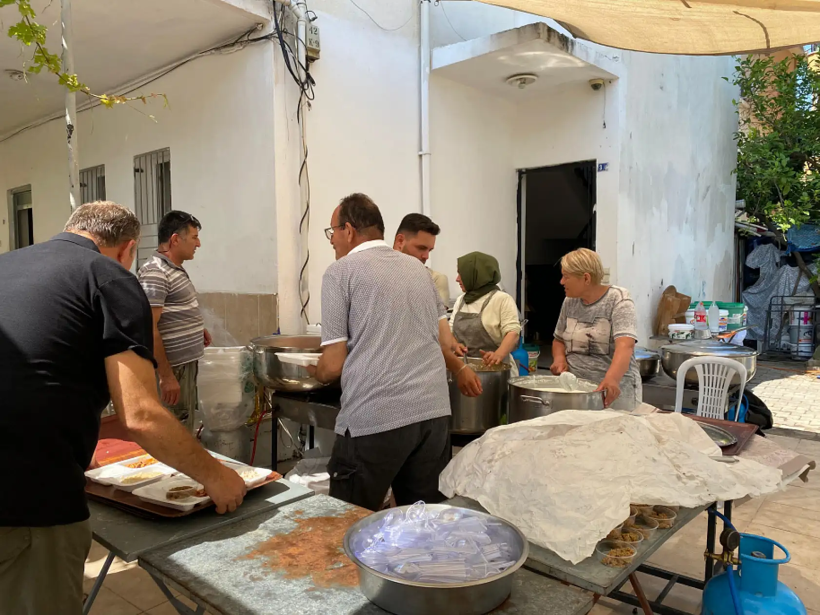 Fethiye'de Merhum Kazım Koçyiğit İçin Hayır Yemeği Verildi