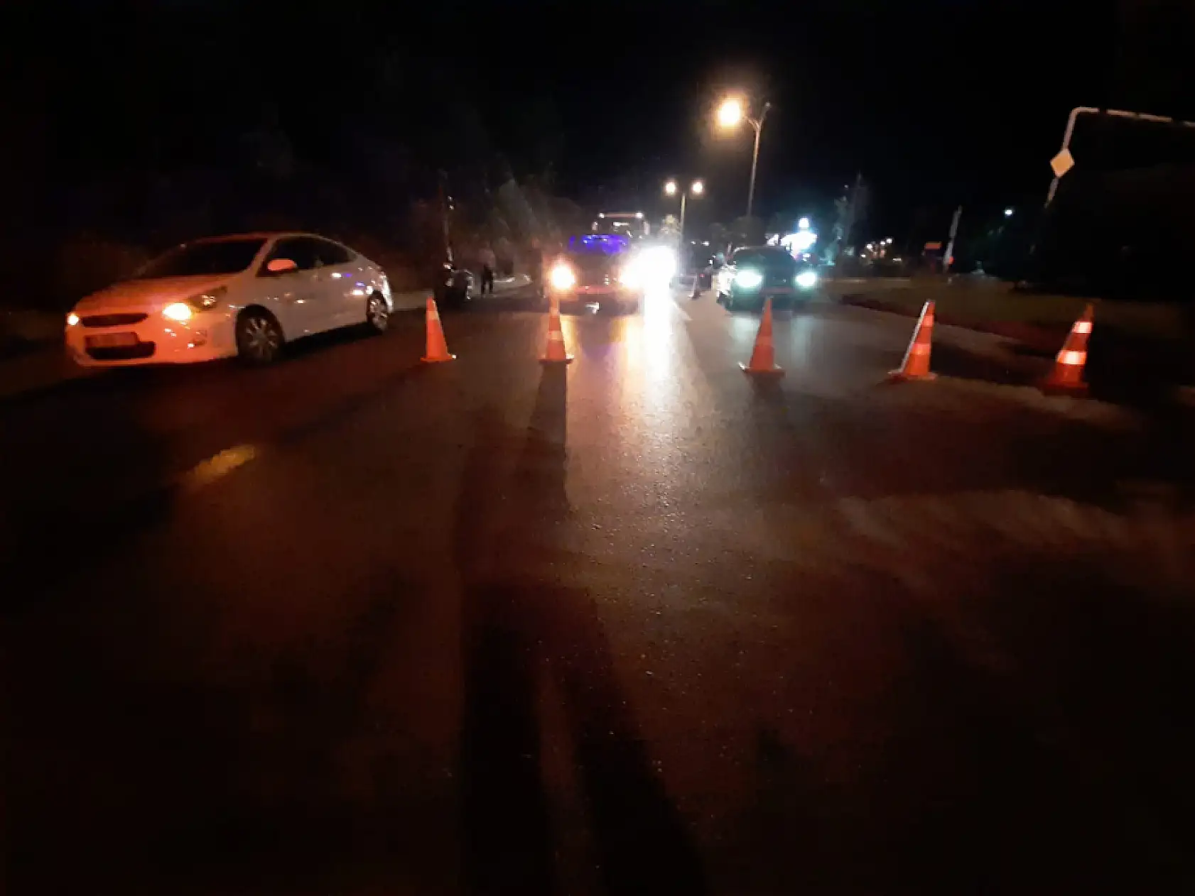 Fethiye Göcek'te Refüje Çarpan Araç Devrildi