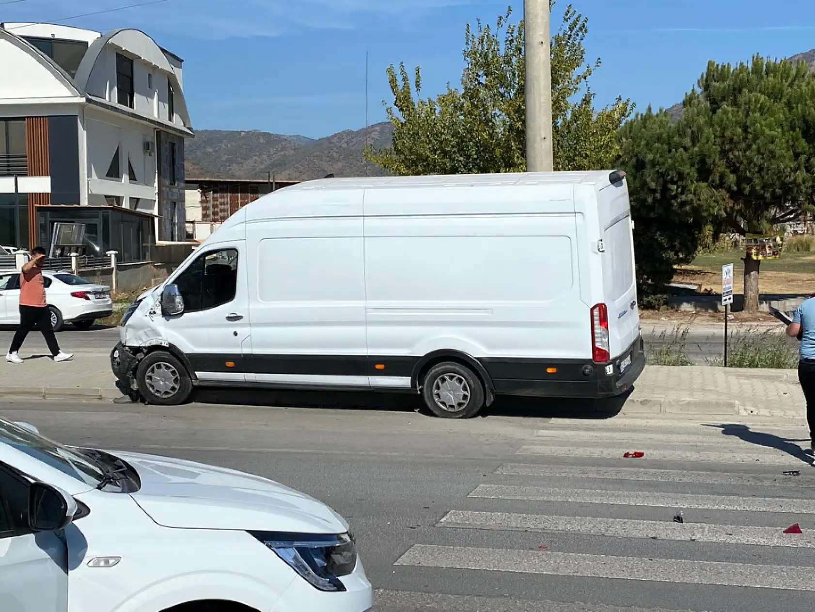 Fethiye Çevre Yolu'nda Otomobil ve Midibüs Çarpıştı: Sürücü Hafif Yaralandı