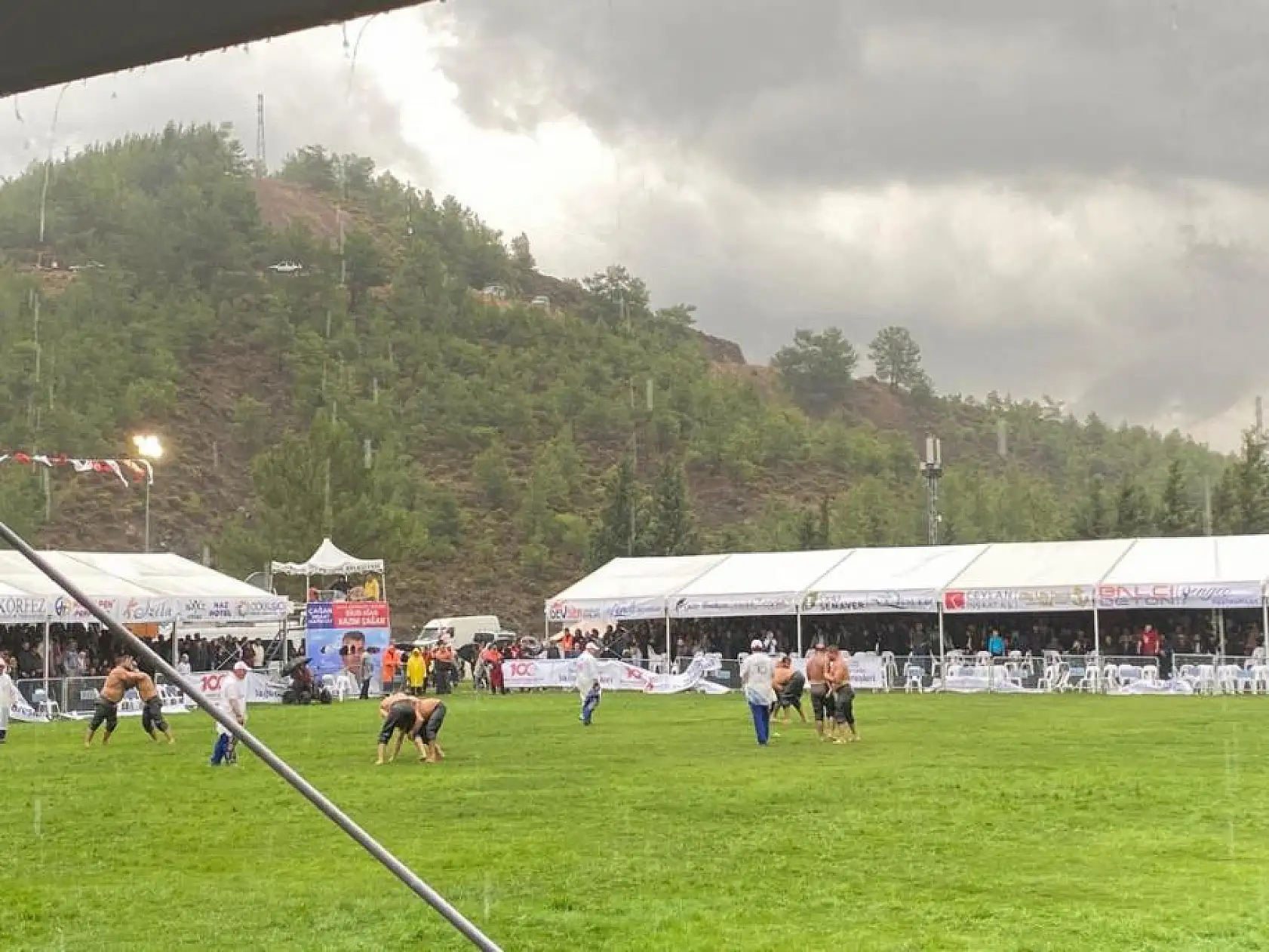 Güreşler Yağmur Altında Devam Ediyor