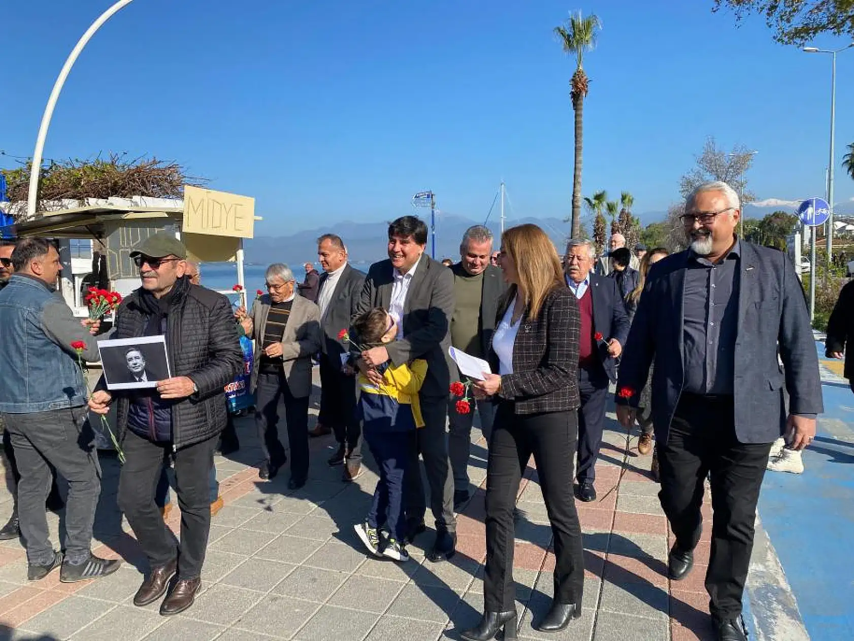 Uğur Mumcu Parkı karanfillerle donatıldı