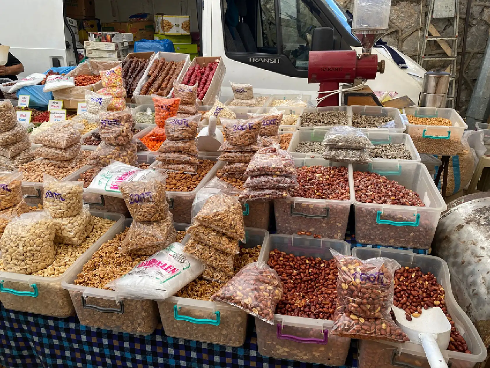 Fethiye'de 40 yıllık miras: Hacı Pesen'in kuruyemiş dünyası