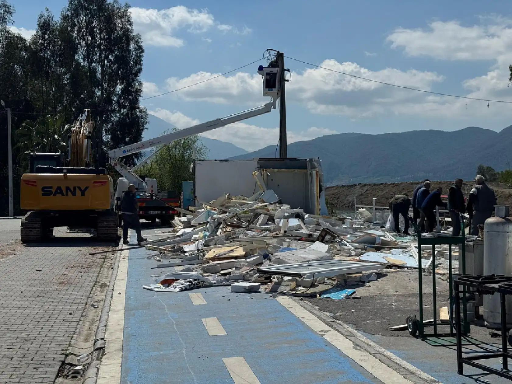 Fethiye'de kaçak su ürünleri kooperatifi yıkıldı