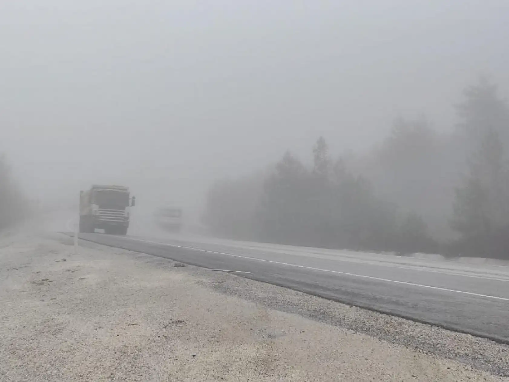 Seydikemer Yayla yolunda yoğun sis sürücülere zor anlar yaşattı 