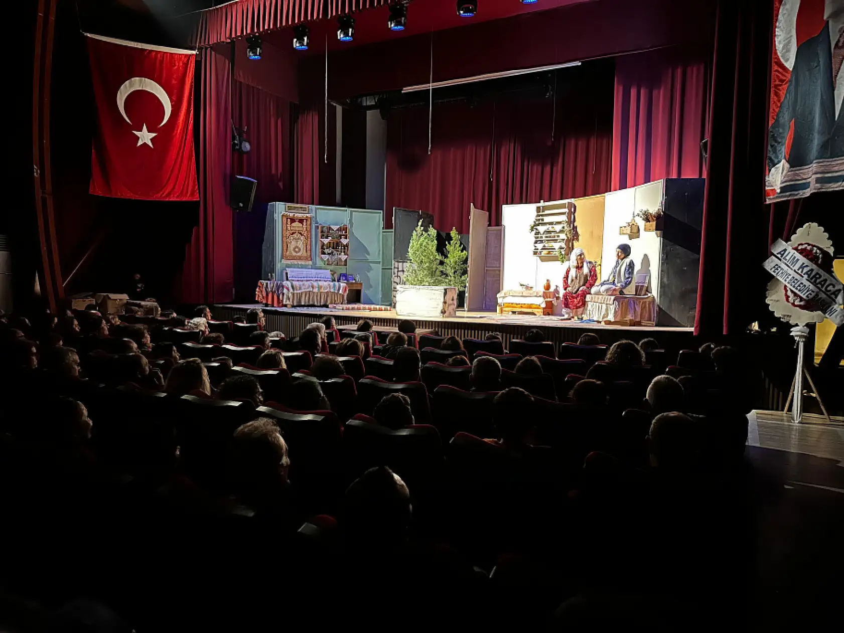 Fethiye'de 'Köşe Kapmaca' Tiyatro Oyunu Büyük İlgi Gördü