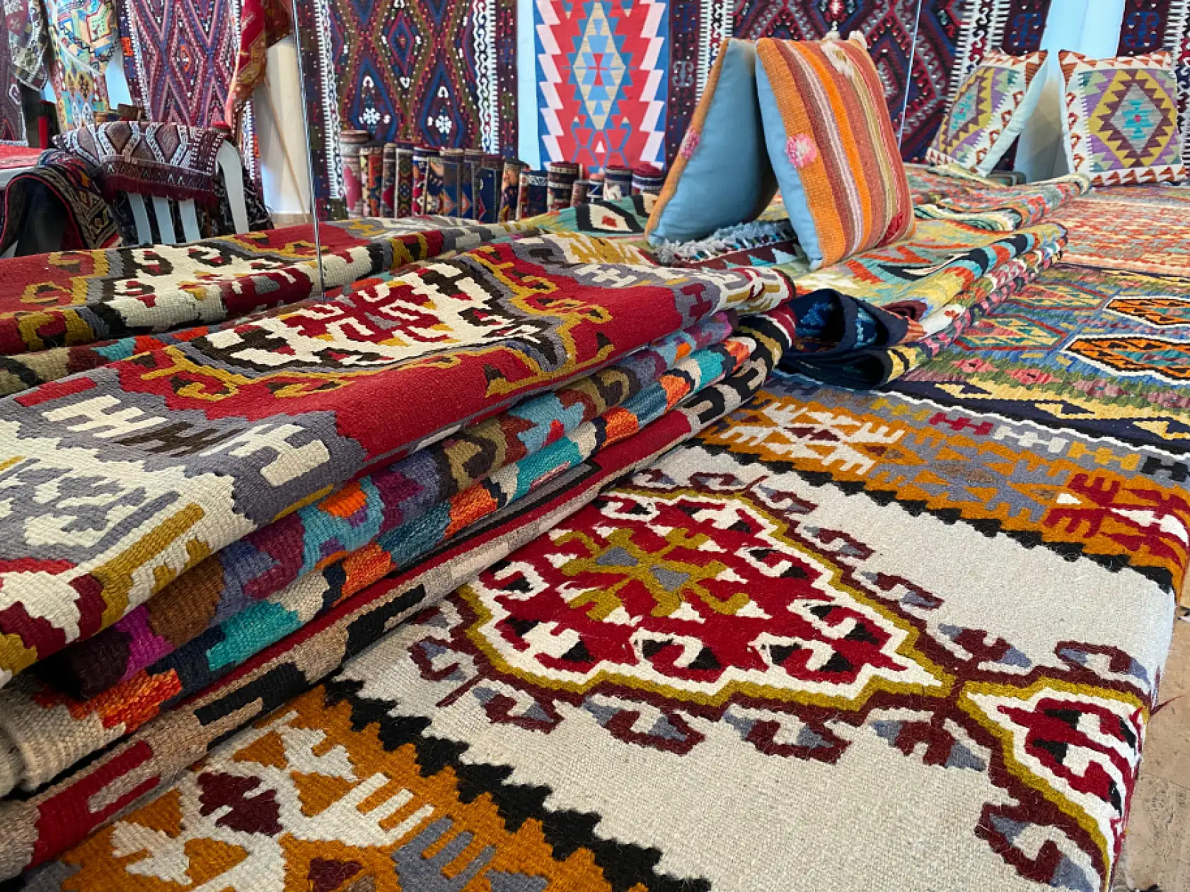 Fethiye'de El Dokuma Halıları ve Kilimler Sergisi Yoğun İlgi Görüyor