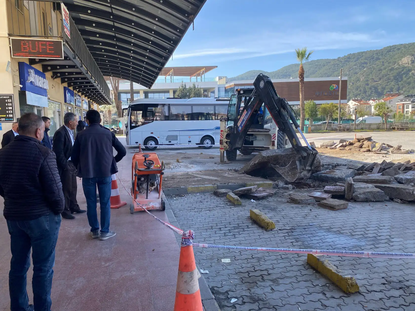 Fethiye Otogarı'nda bozulan zemin onarılıyor