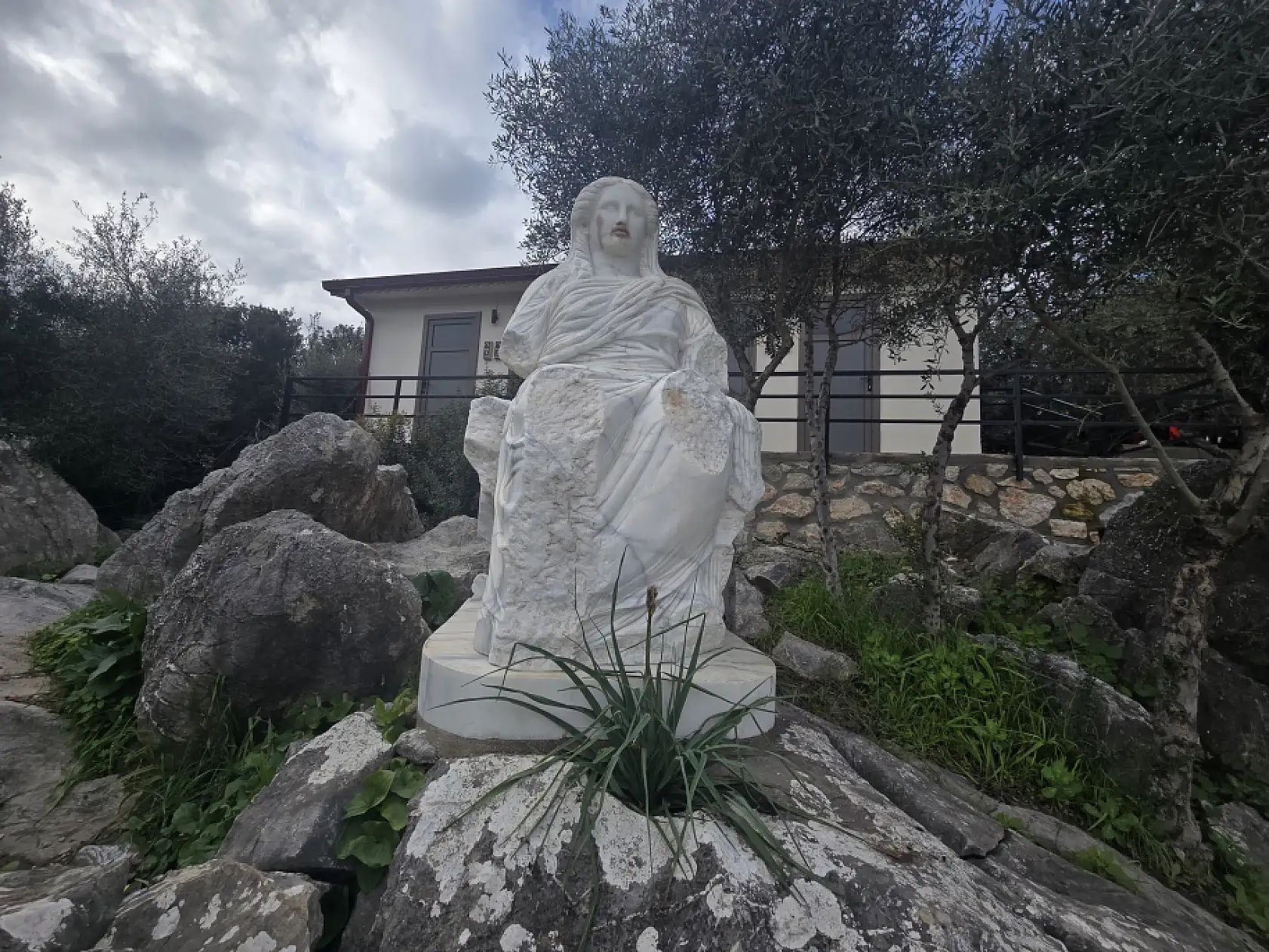 Datça'da Demeter Heykeli'ne zarar verildi