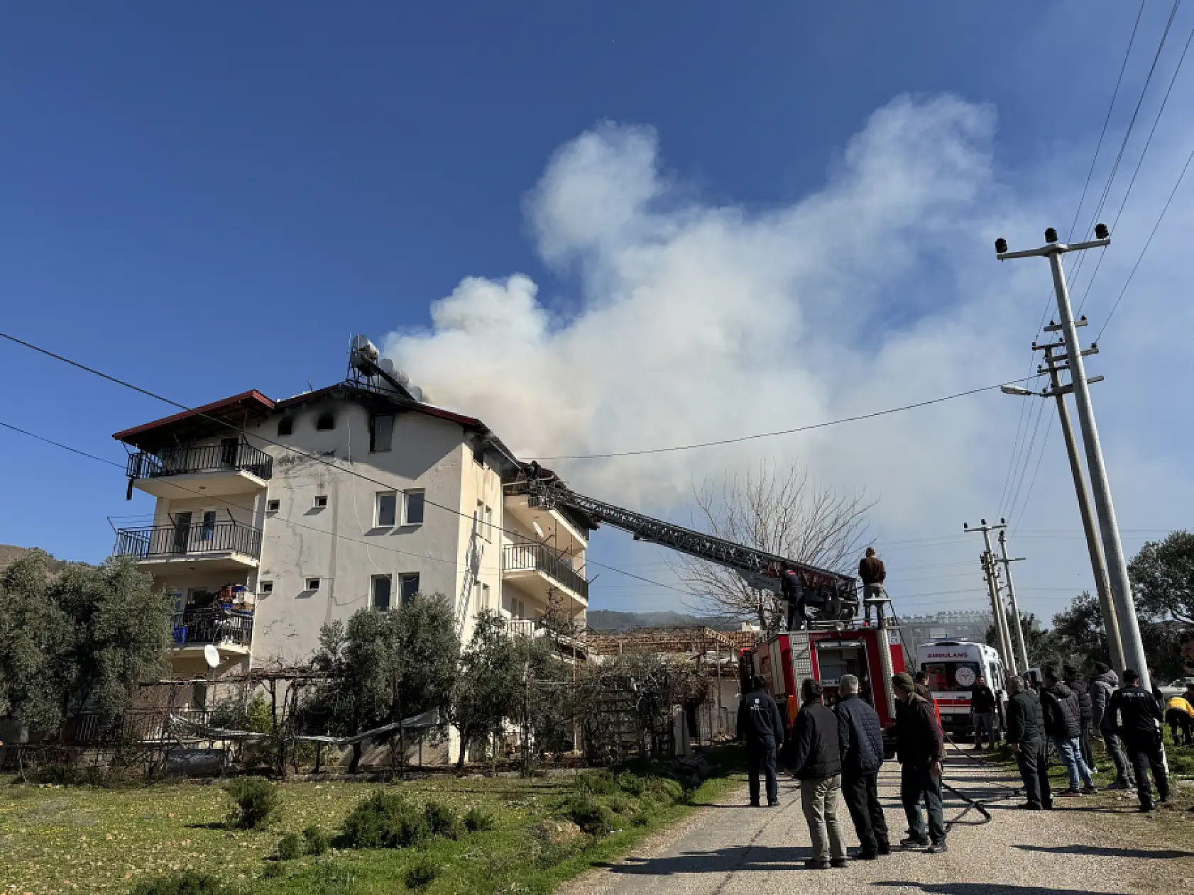 Fethiye'de evde çıkan yangında 5 kişi dumandan etkilendi