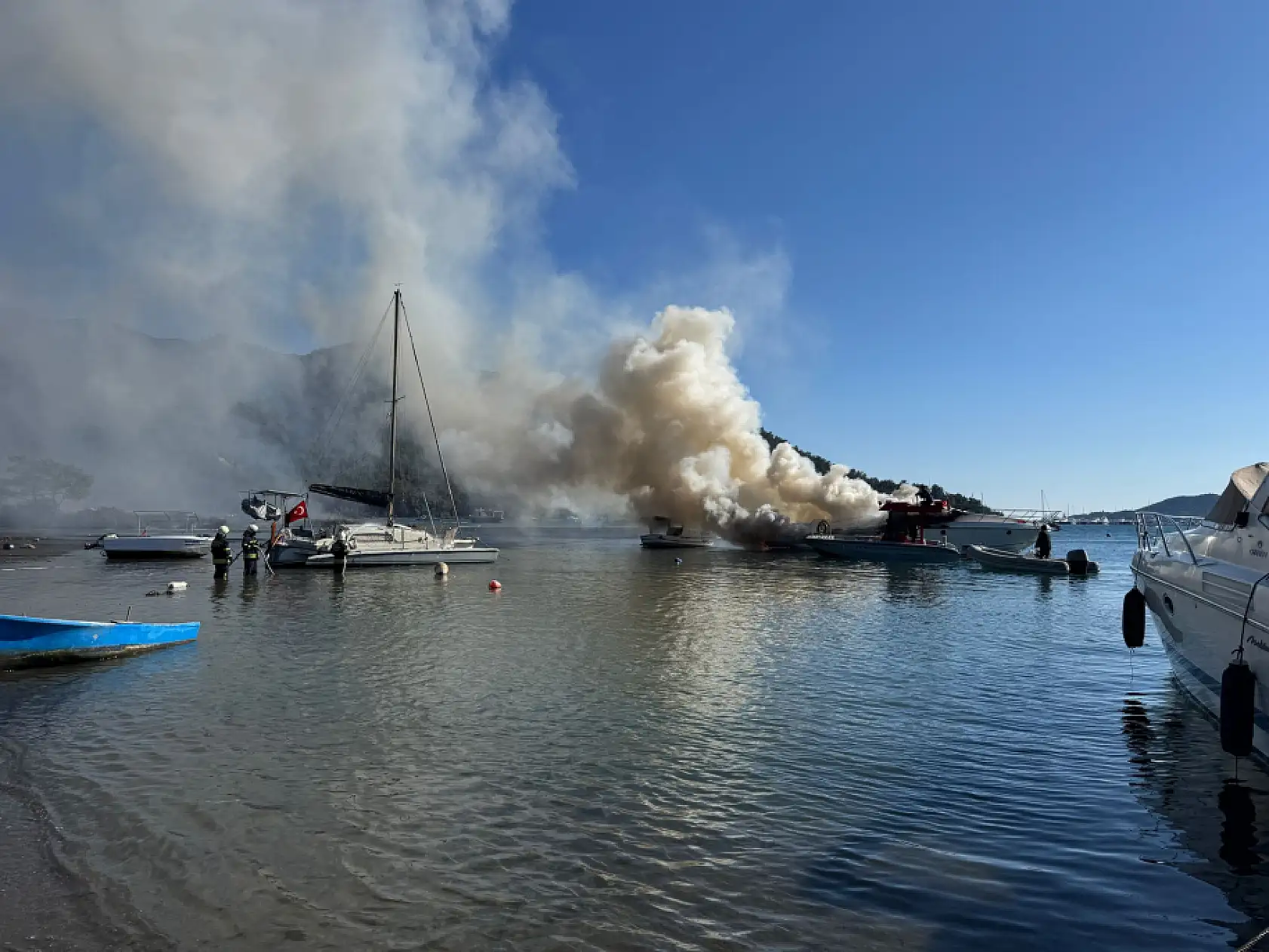 Marmaris'te motoryatta çıkan yangına müdahale ediliyor