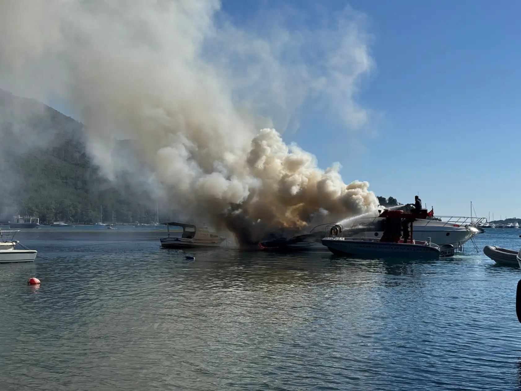 Marmaris'te motoryatta çıkan yangına müdahale ediliyor