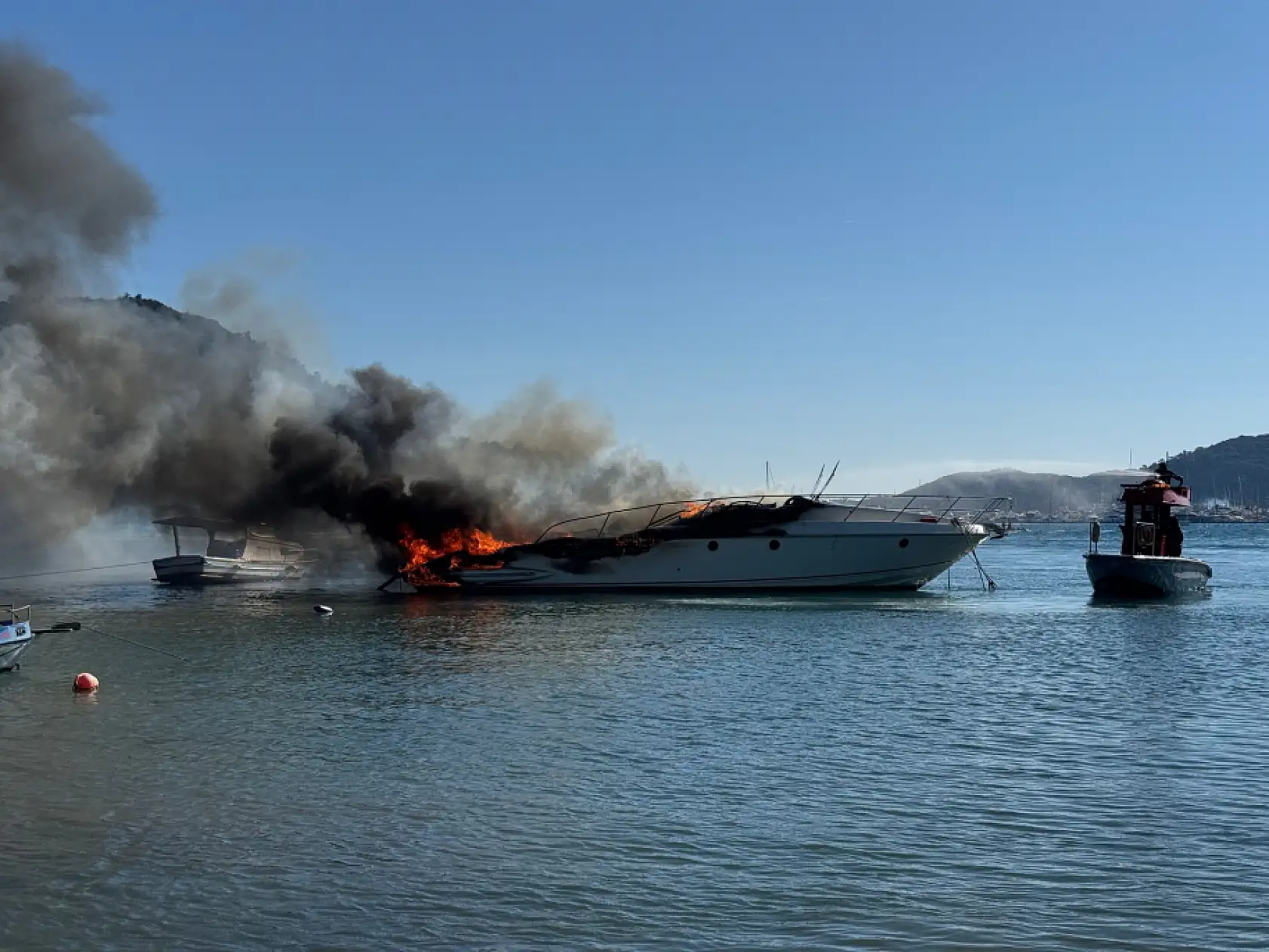 Marmaris'te motoryatta çıkan yangına müdahale ediliyor