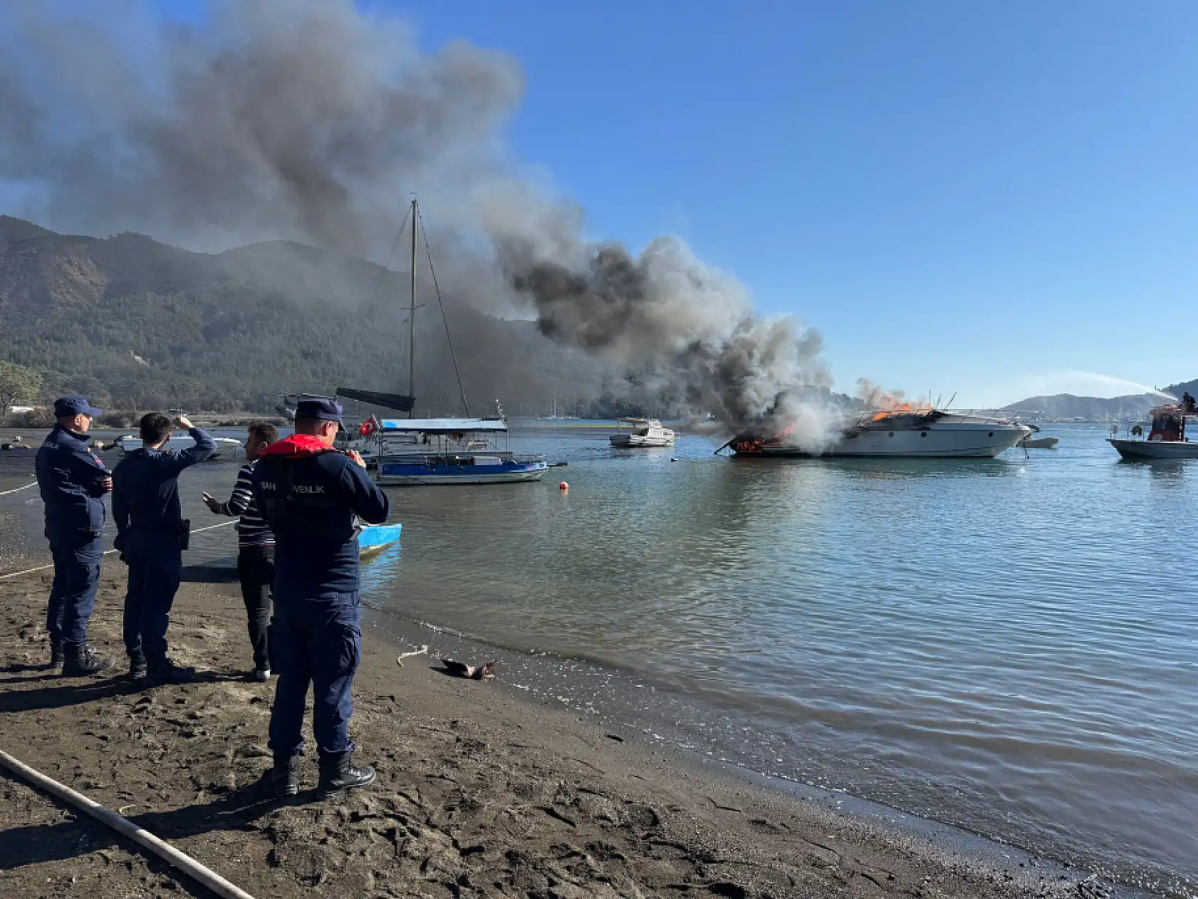 Marmaris'te motoryatta çıkan yangına müdahale ediliyor