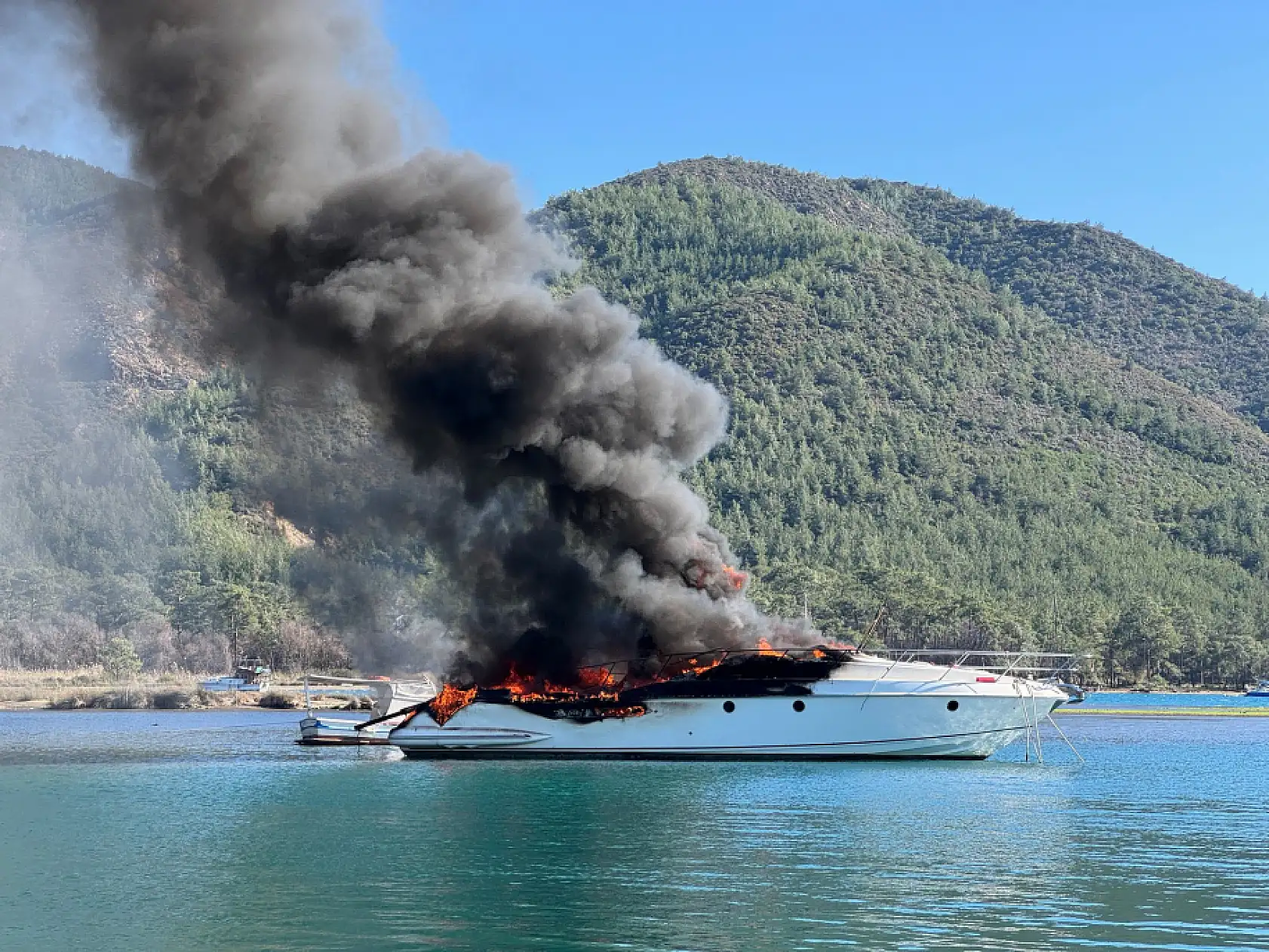 Marmaris'te motoryatta çıkan yangına müdahale ediliyor