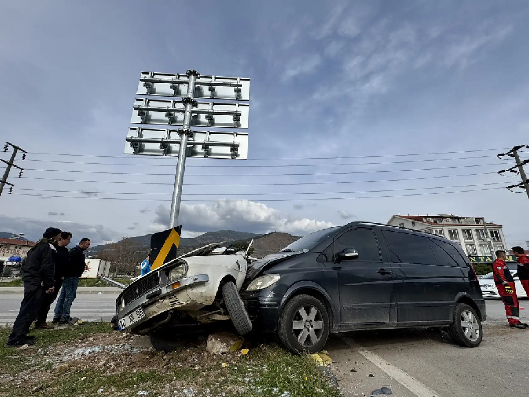 Fethiye'de minibüsle çarpışan otomobilin sürücüsü yaralandı