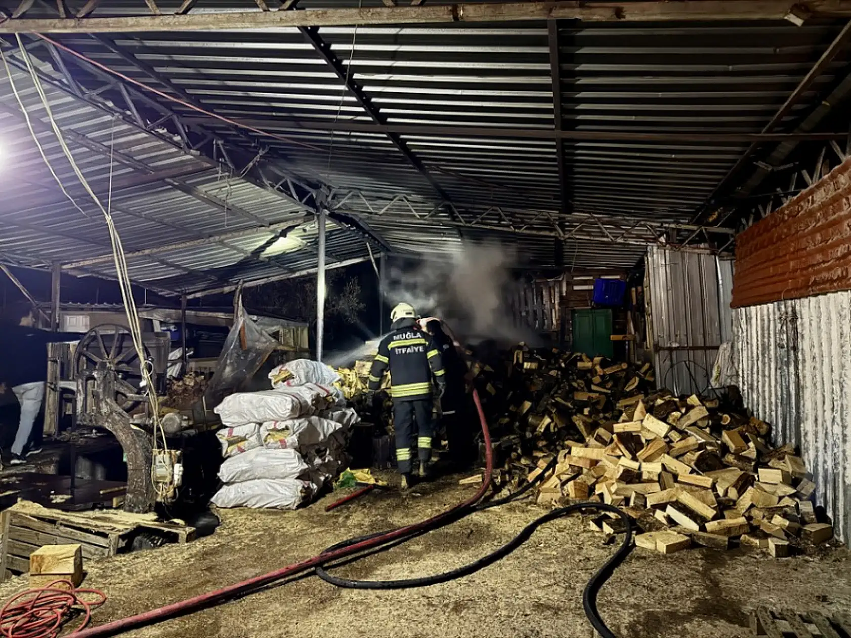 Fethiye'de iş yerinde çıkan yangın söndürüldü
