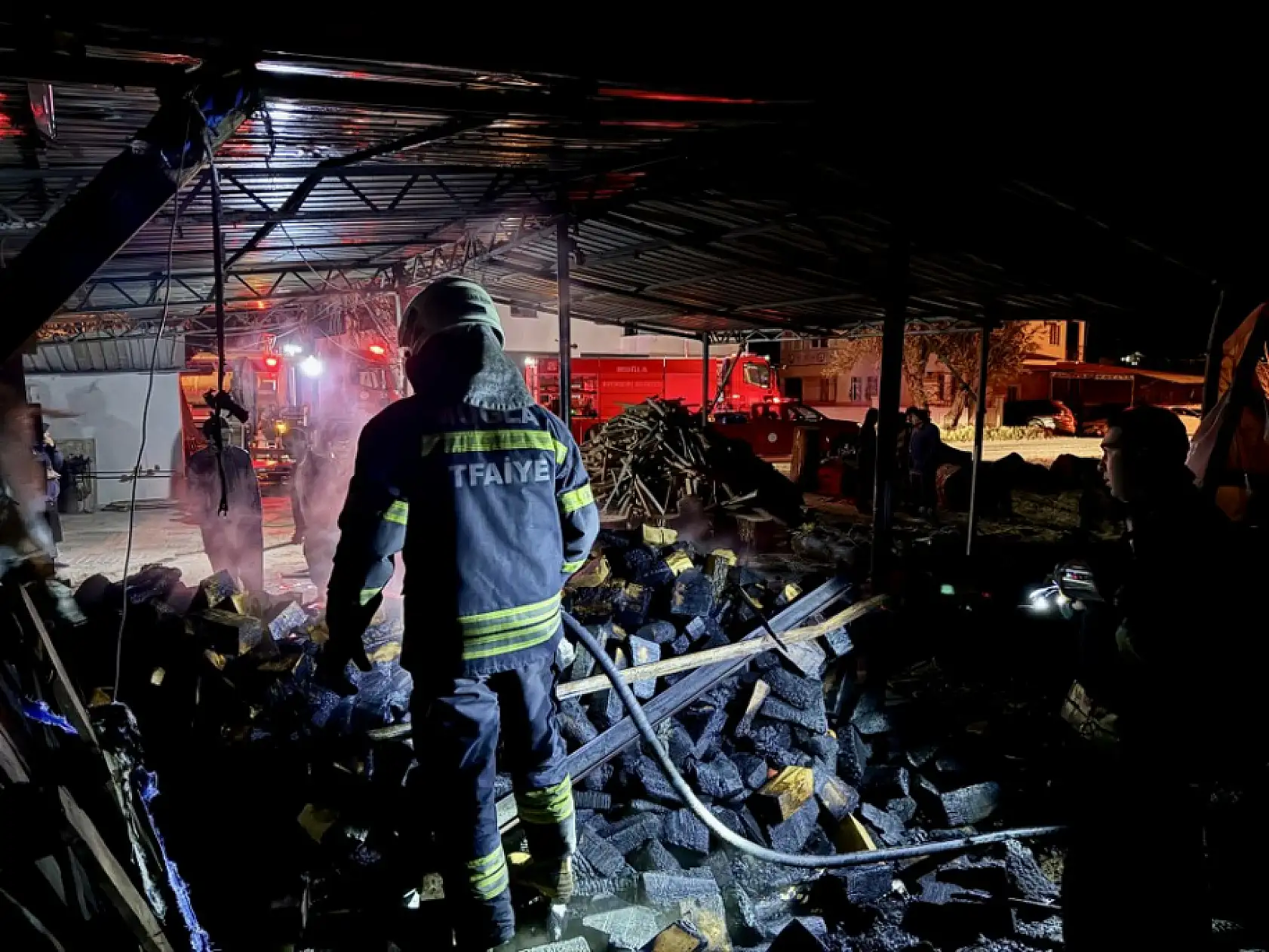 Fethiye'de iş yerinde çıkan yangın söndürüldü