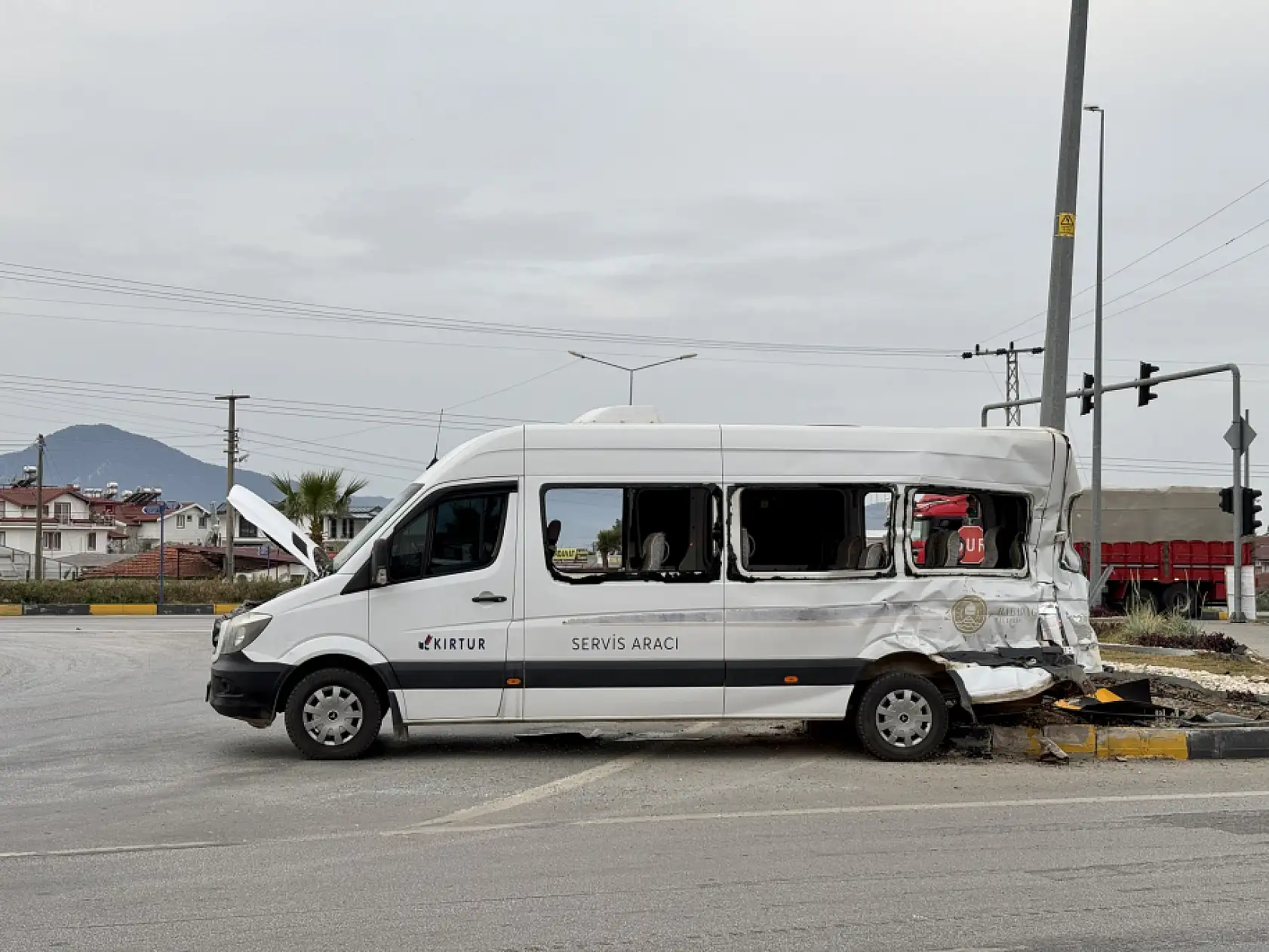 Fethiye'de kamyonla çarpışan minibüsteki 4 kişi yaralandı