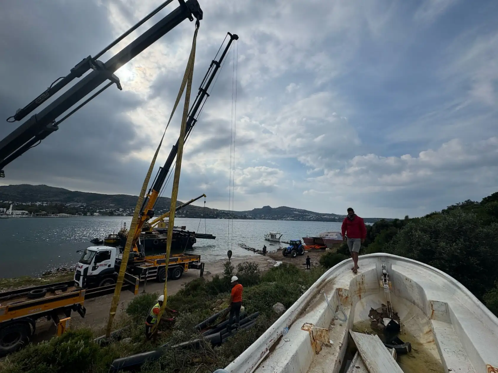 Bodrum'da kıyıya terkedilmiş sahipsiz tekneler vinçlerle kaldırıldı