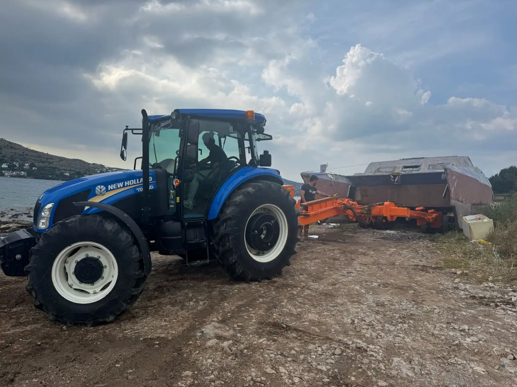 Bodrum'da kıyıya terkedilmiş sahipsiz tekneler vinçlerle kaldırıldı