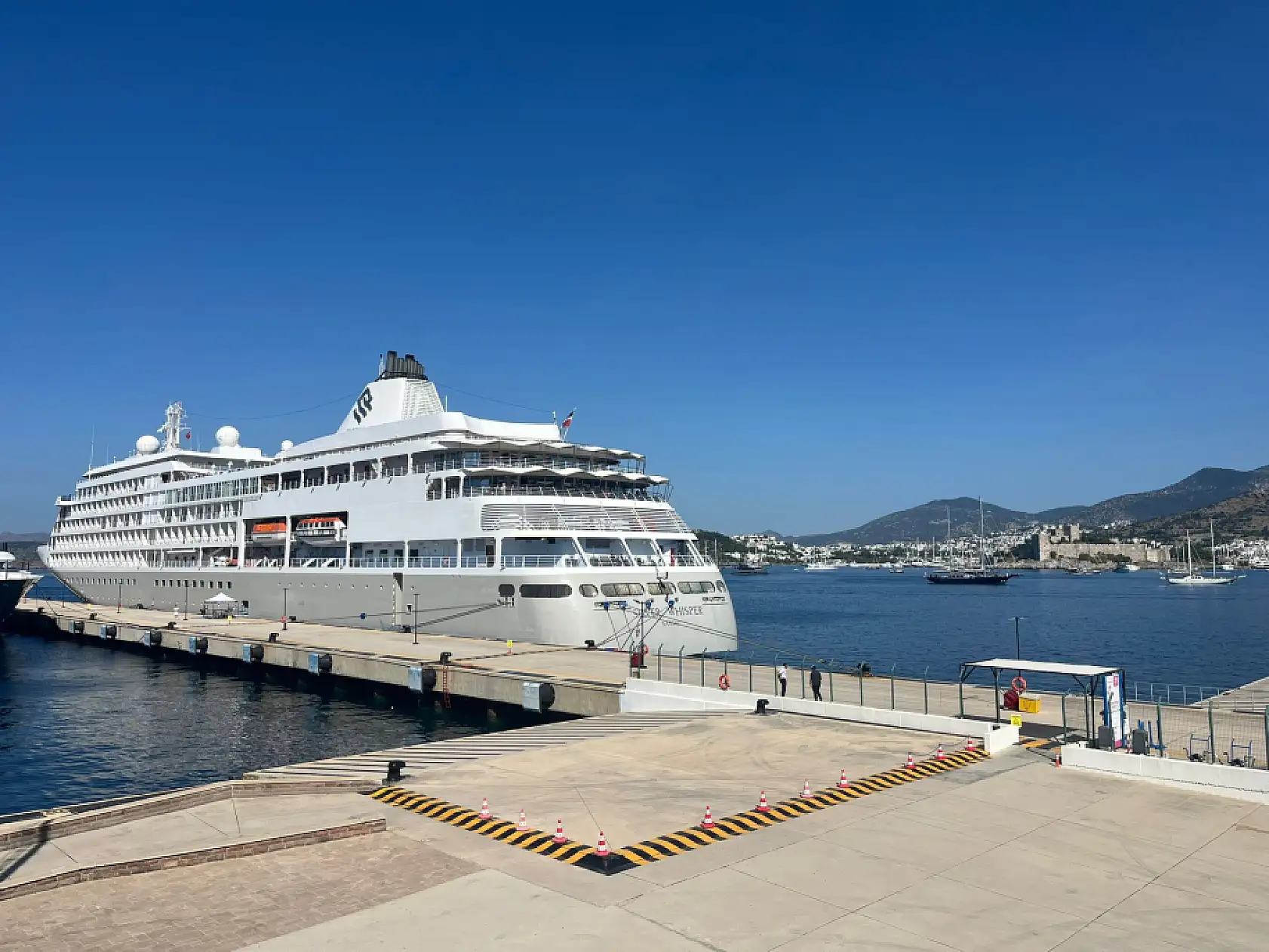 Bahama bandıralı 'Silver Whisper' Bodrum'a geldi