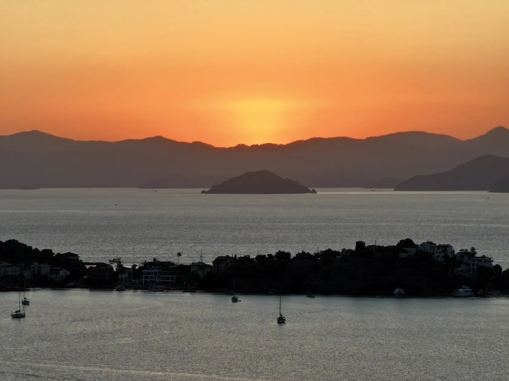Fethiye'de sıcak havadan bunalanlar sahilde yoğunluk oluşturdu