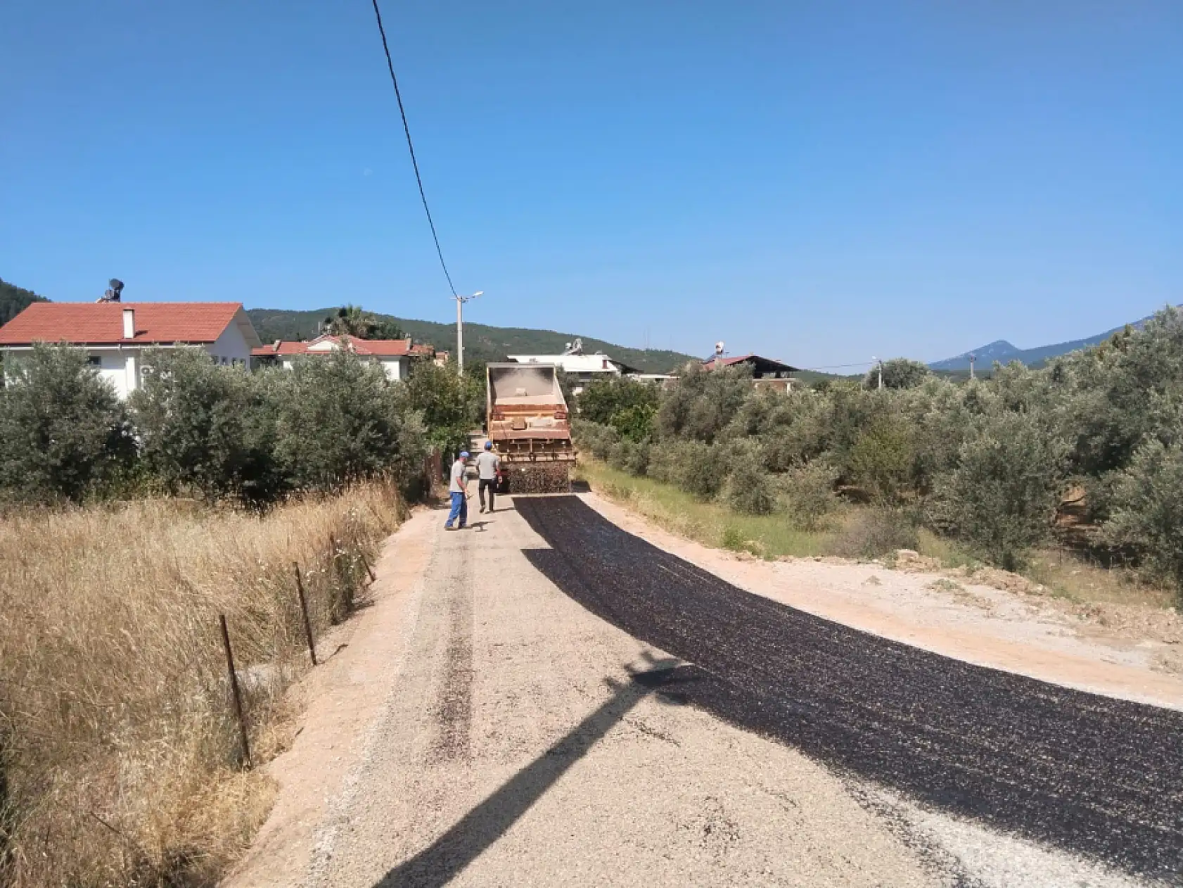 Fethiye'deki iki mahallede asfalt çalışması sürüyor