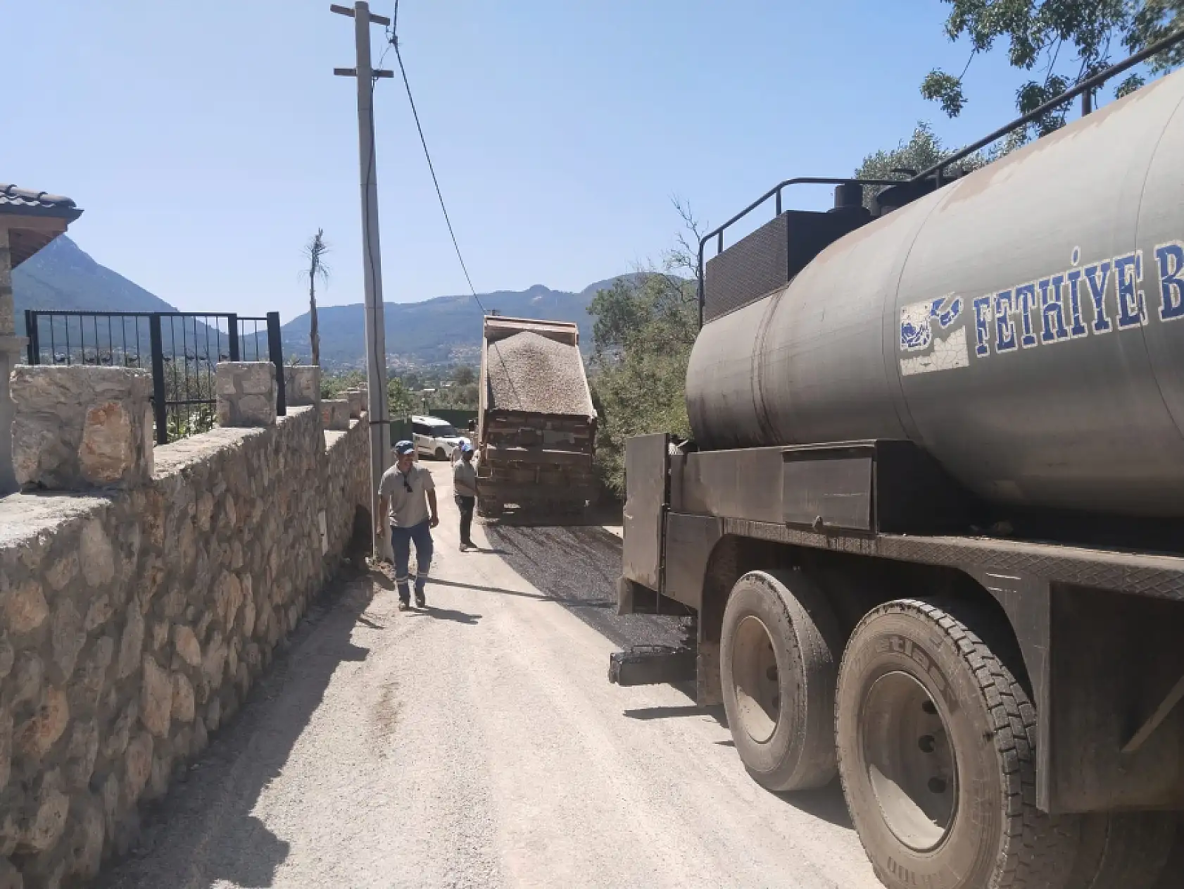 Fethiye'deki iki mahallede asfalt çalışması sürüyor