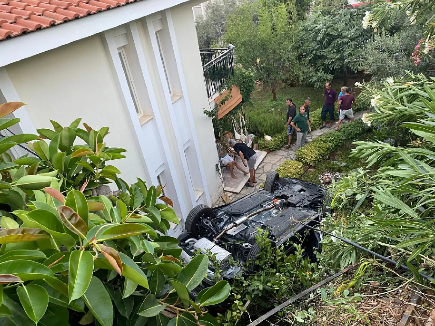 Marmaris'te istinat duvarından düşen otomobildeki 1 kişi öldü, 4 kişi yaralandı