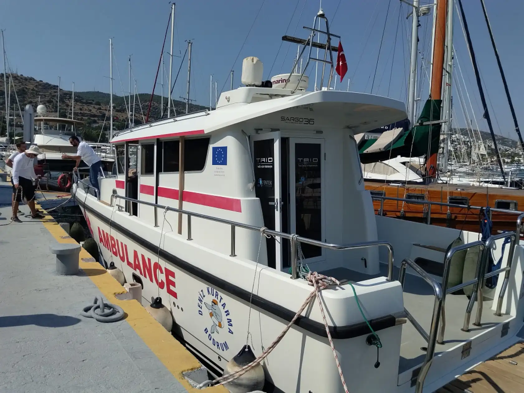 Bodrum'da gezi teknesinde yaralanan personel deniz ambulansıyla tahliye edildi