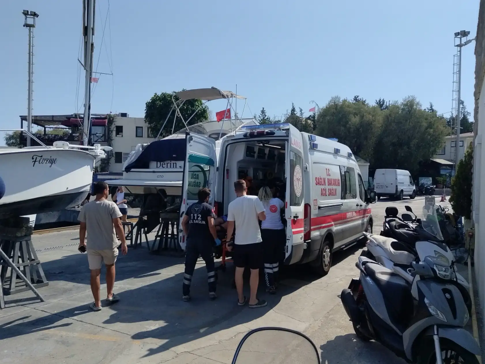 Bodrum'da gezi teknesinde yaralanan personel deniz ambulansıyla tahliye edildi