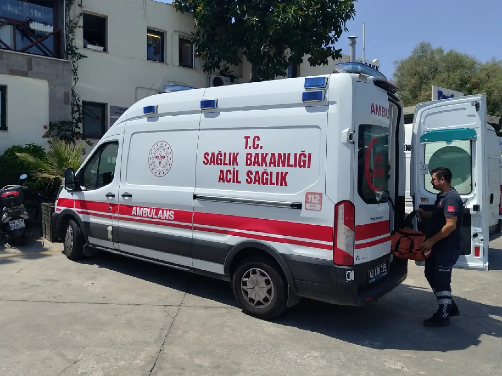 Bodrum açıklarında teknede fenalaşan Meksikalı turiste tıbbi tahliye yapıldı