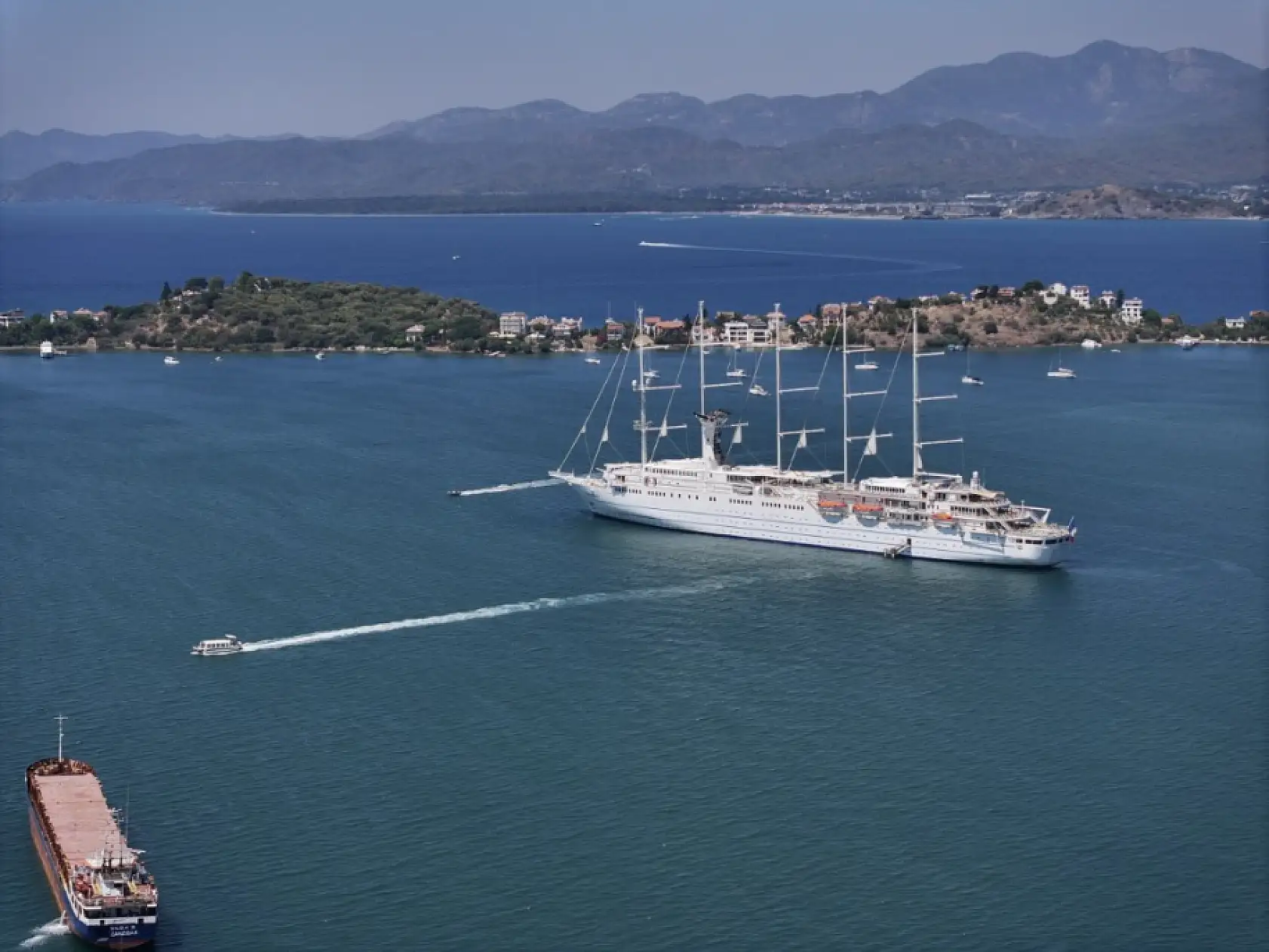 En büyük yelkenli yolcu gemilerinden 'Club Med 2' Fethiye Körfezi'ne demirledi