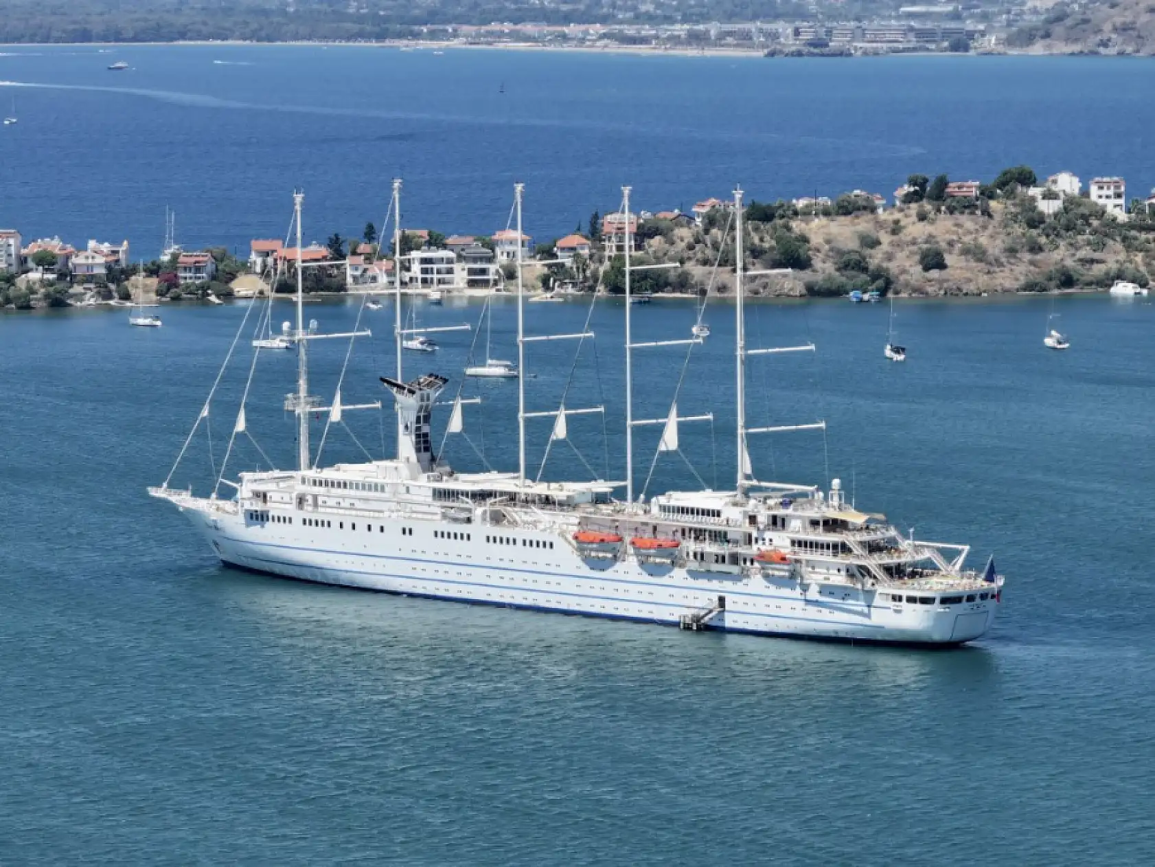 En büyük yelkenli yolcu gemilerinden 'Club Med 2' Fethiye Körfezi'ne demirledi