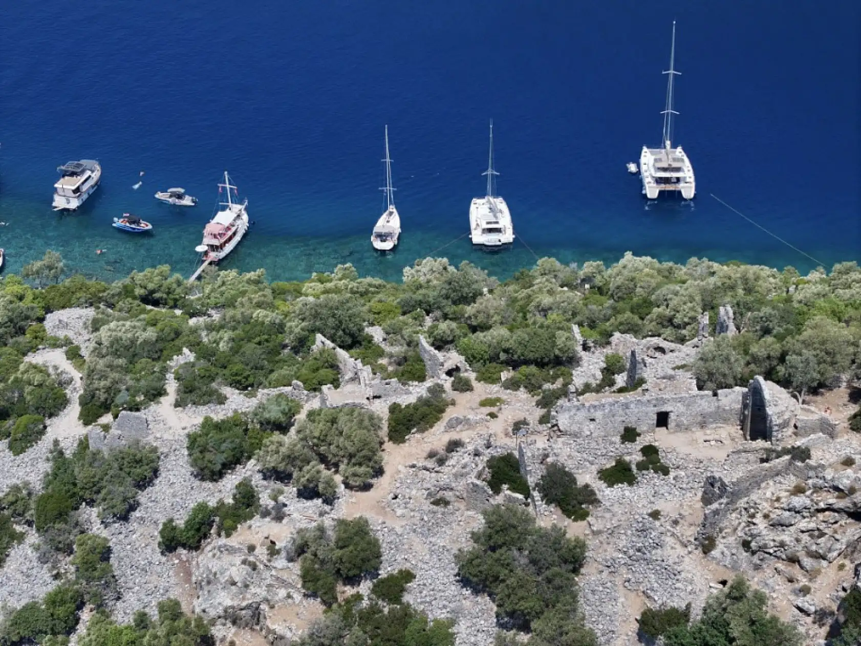 Fethiye'de tarihi Gemiler Adası, mavi tur yapanların uğrak noktası oldu
