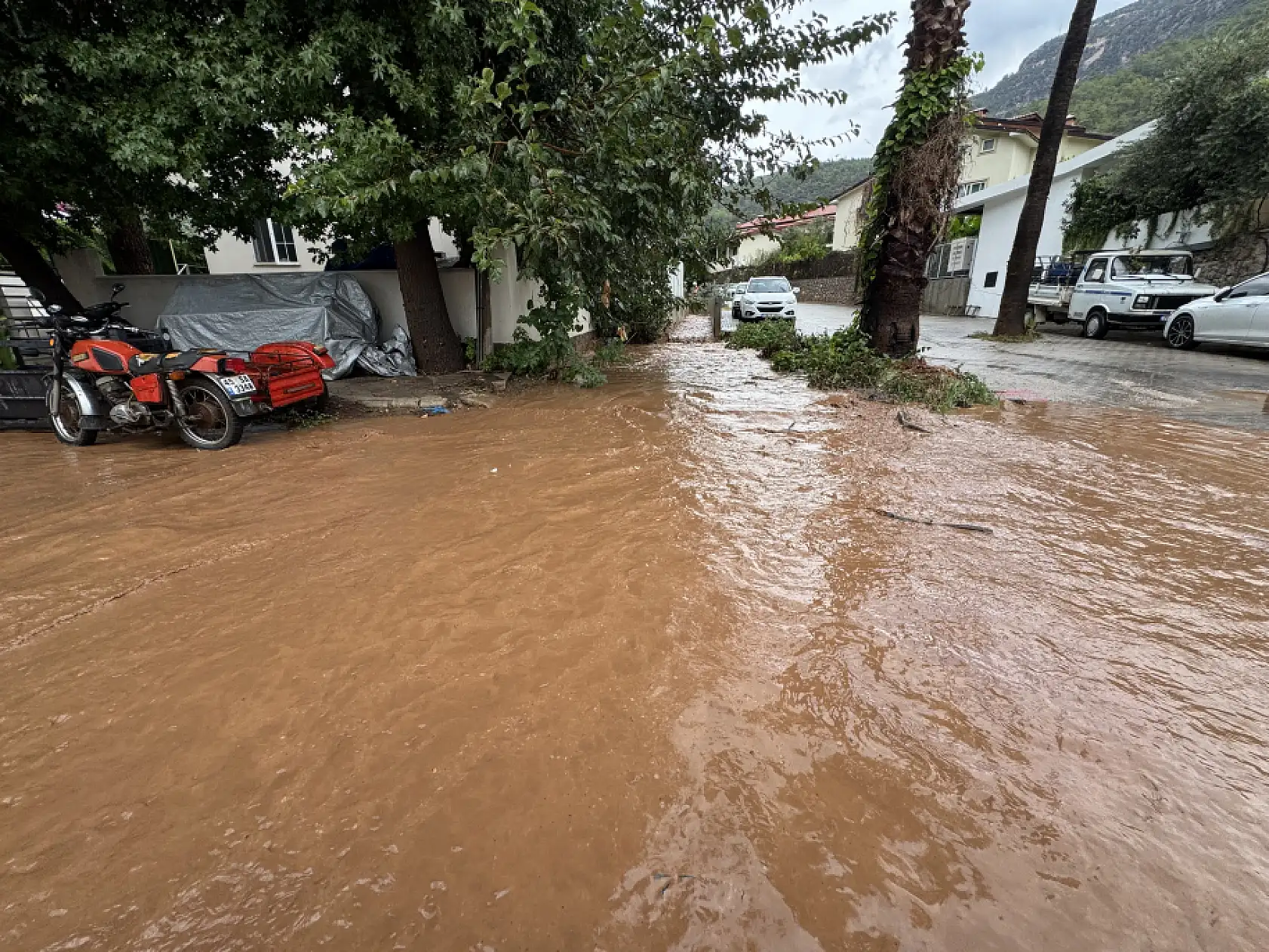 Fethiye Ölüdeniz'de Otelleri Su Bastı, Denizin Rengi Kahverengiye Döndü