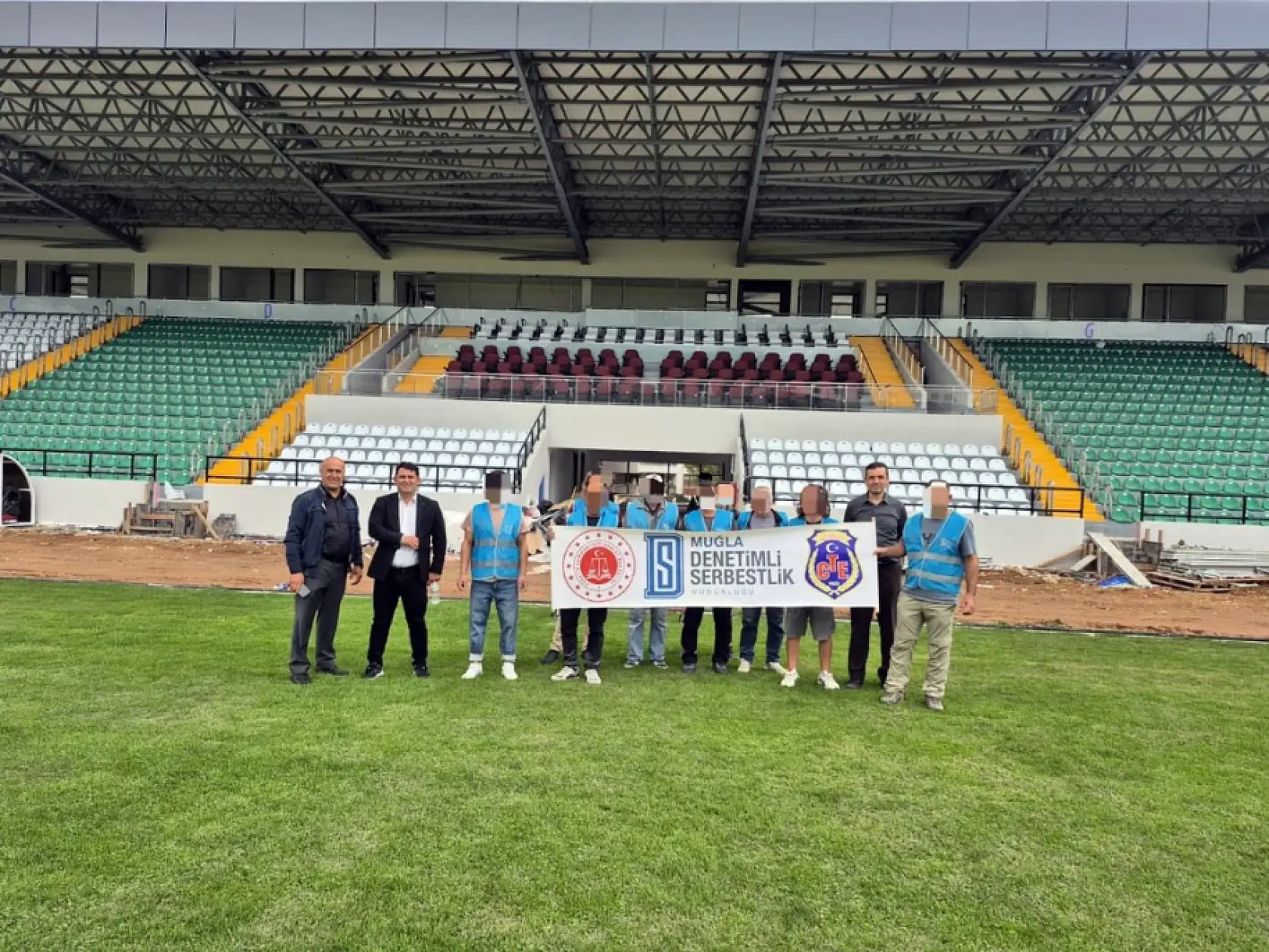 Muğla'da denetimli serbestlik yükümlüleri yapımı tamamlanan stadyumu temizledi